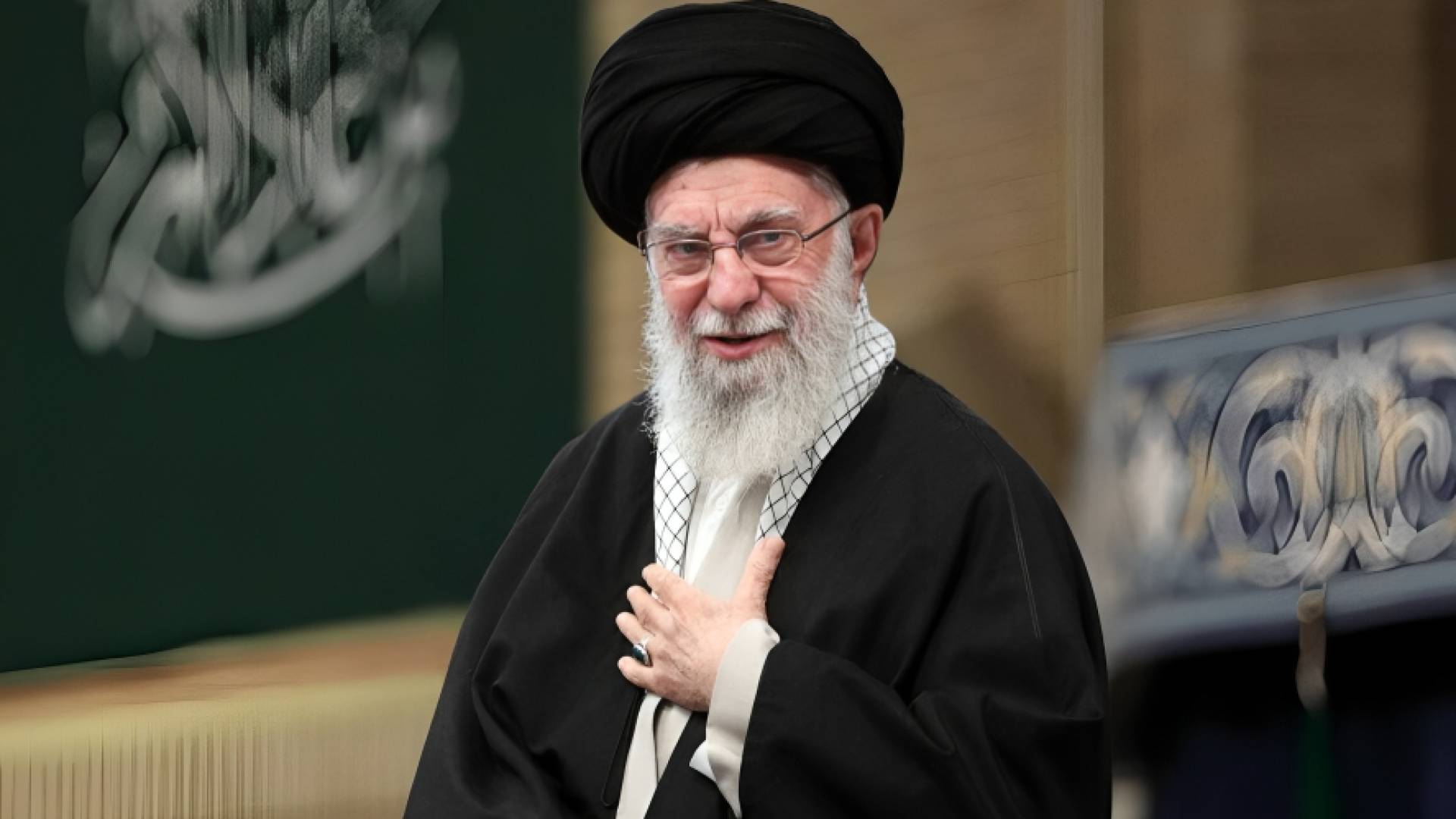المئشد العام علي خامنئي