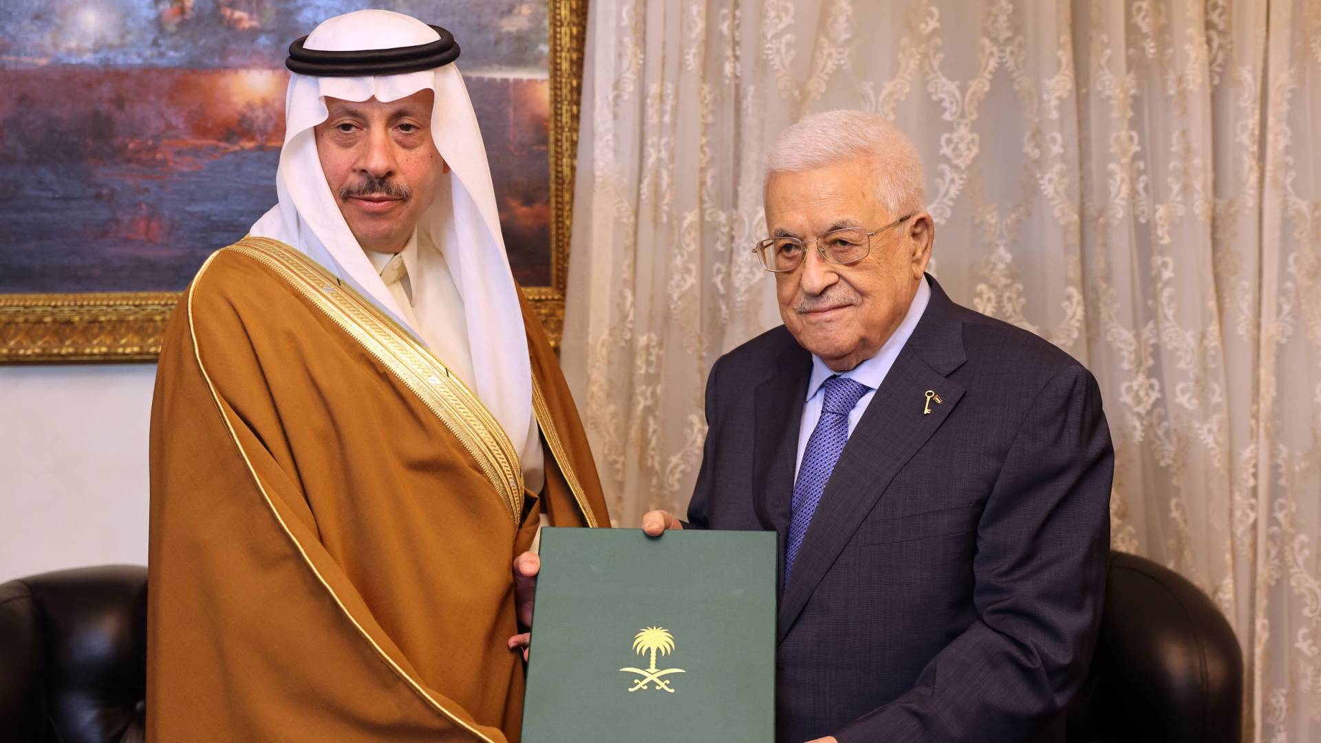 عباس يتسلم دعوة للمشاركة في قمة المتابعة العربية الإسلامية المشتركة