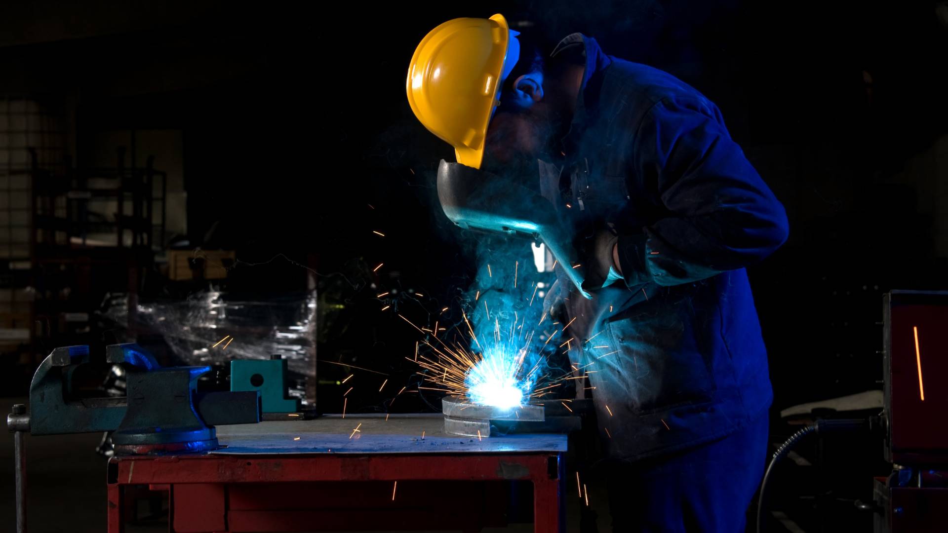 صورة تظهر عاملا في القطاع الصناعي