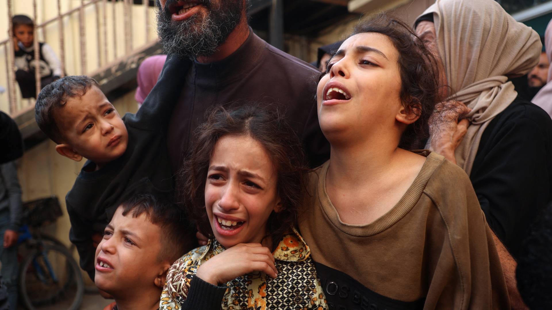 ينعي أقارب محمود فورة ونجله سعد، اللذين استشهدا في قصف للاحتلال ليلاً على مخيم البريج للاجئين