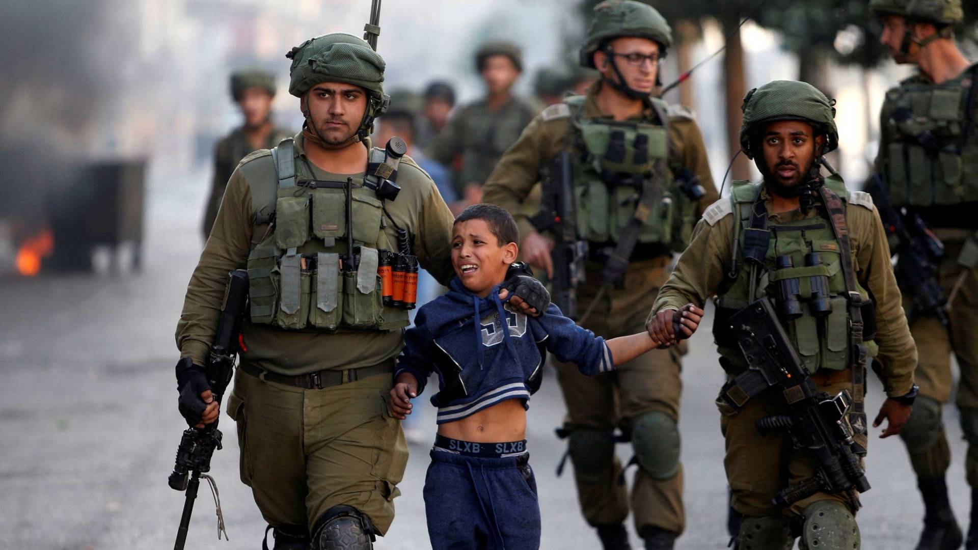 اعتقال 20 فلسطينيا من الضفة الغربية بينهم طفل وأسرى سابقون
