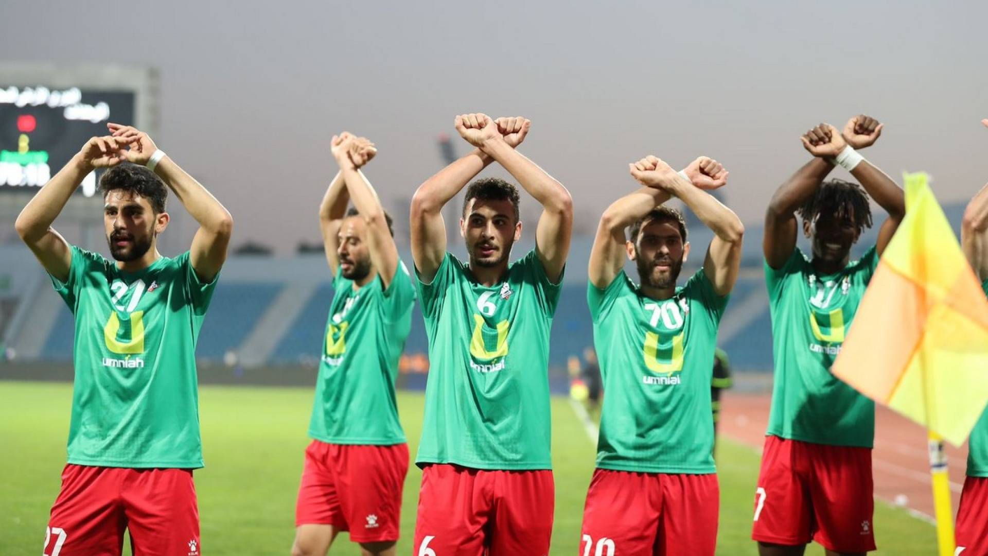 لاعبو الوحدات يحتفلون بهدف سابق