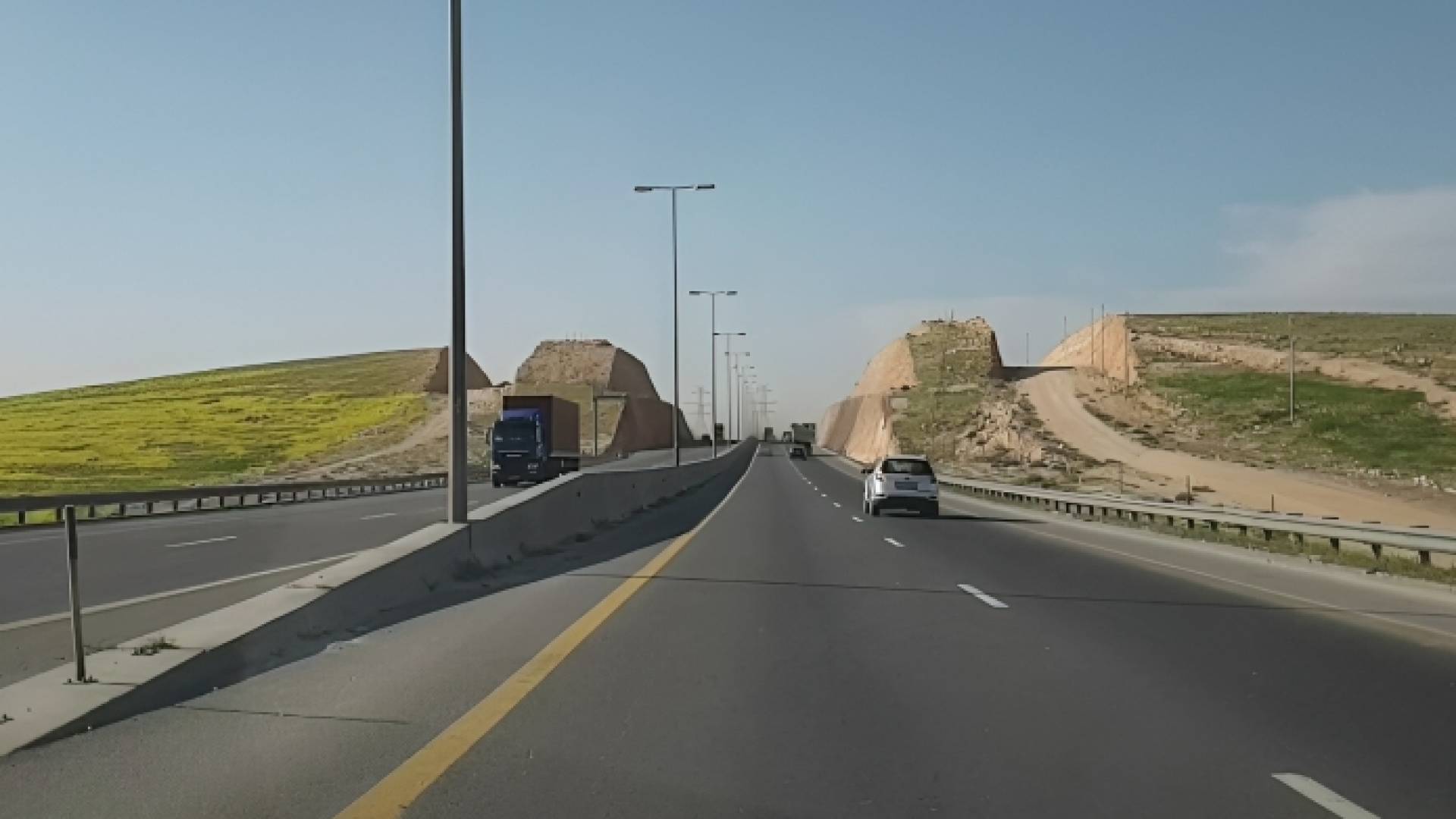 شارع الـ100 في بين عمان والزرقاء