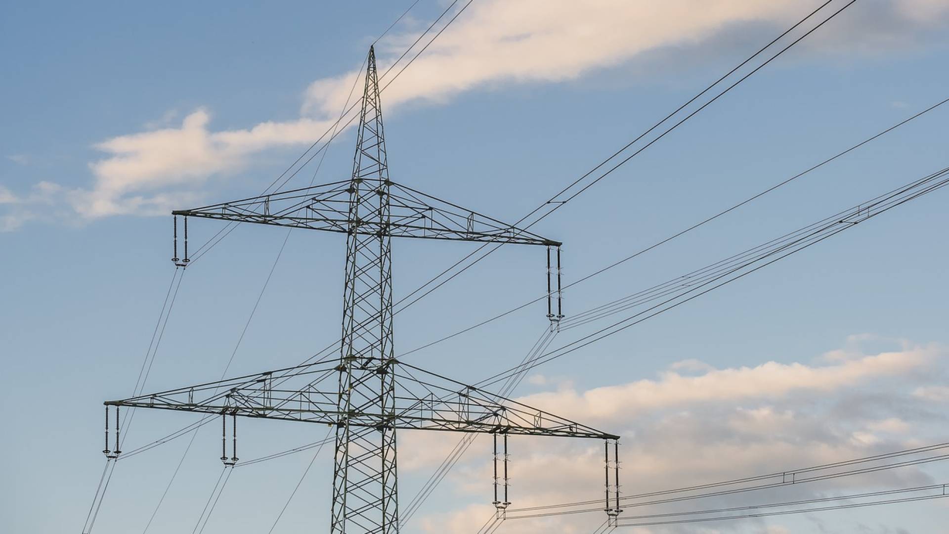 اعمدة كهرباء