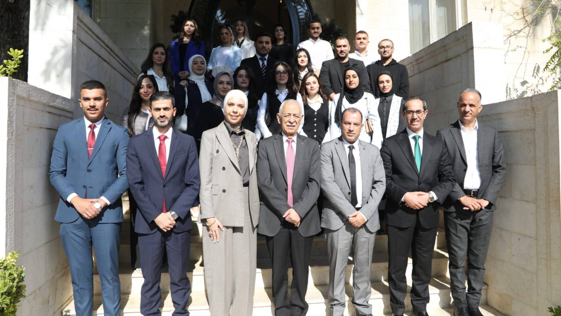 رئيس الديوان الملكي يلتقي وفدا من جامعة العلوم التطبيقية الخاصة وشباب عجلون