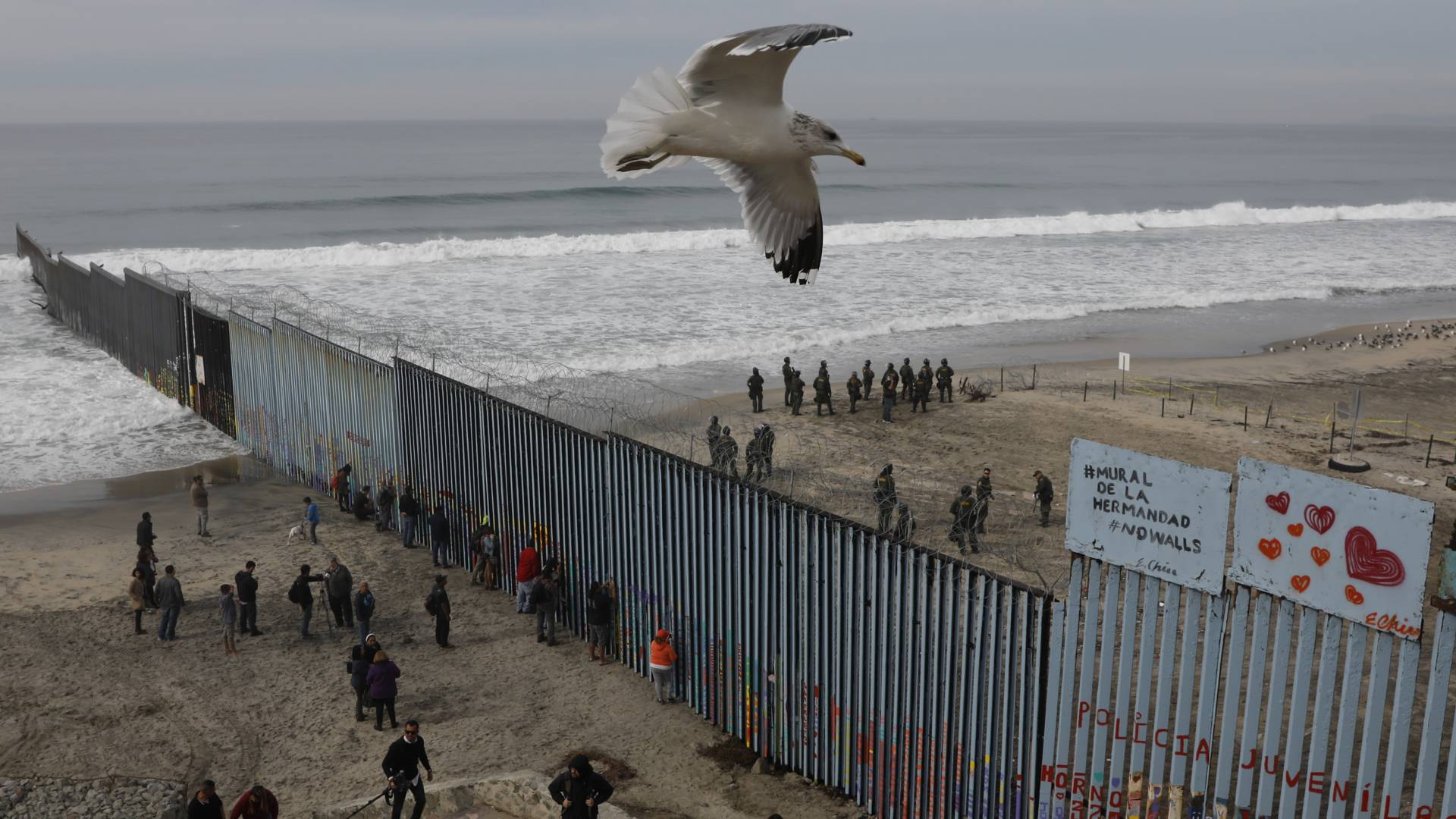 تفصل الحافة الغربية للجدار الحدودي الأمريكي بين تيخوانا وسان دييغو. ولم يدخل معظم المهاجرين غير المسجلين إلى الولايات المتحدة عبر الحدود الجنوبية