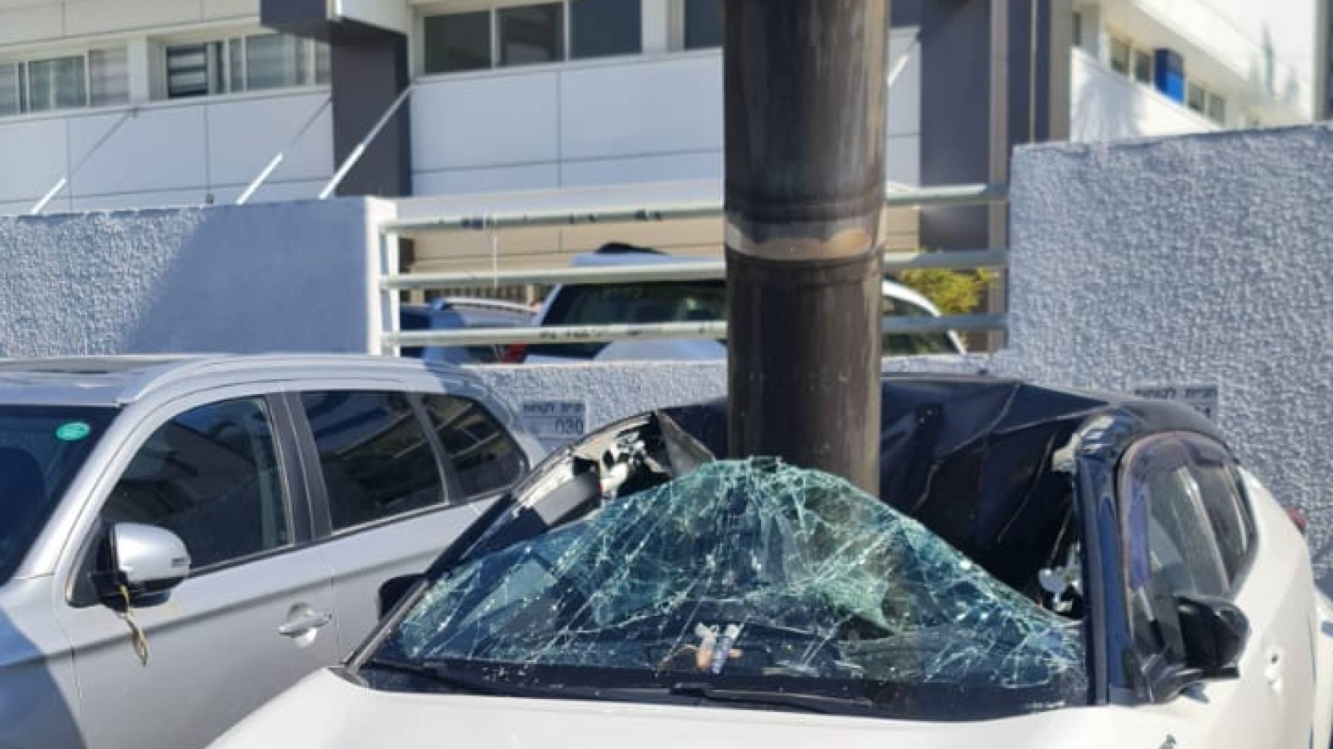 سقوط صاروخ داخل مطار بن غوريون