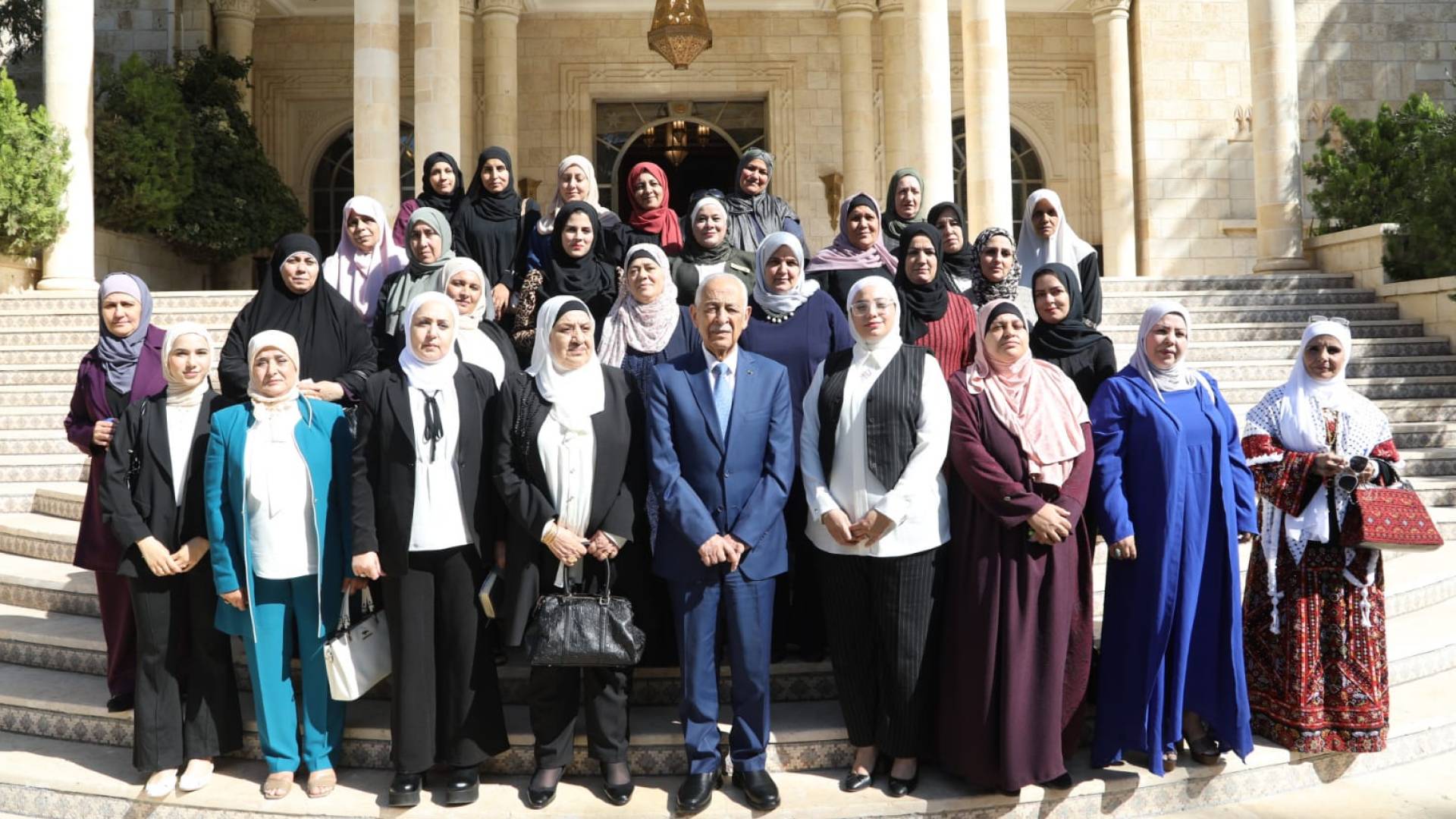 رئيس الديوان الملكي الهاشمي يلتقي وفدا نسائيا من الزرقاء