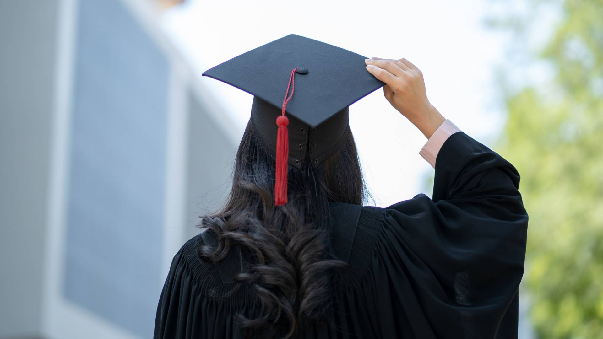 طالبة خريجة