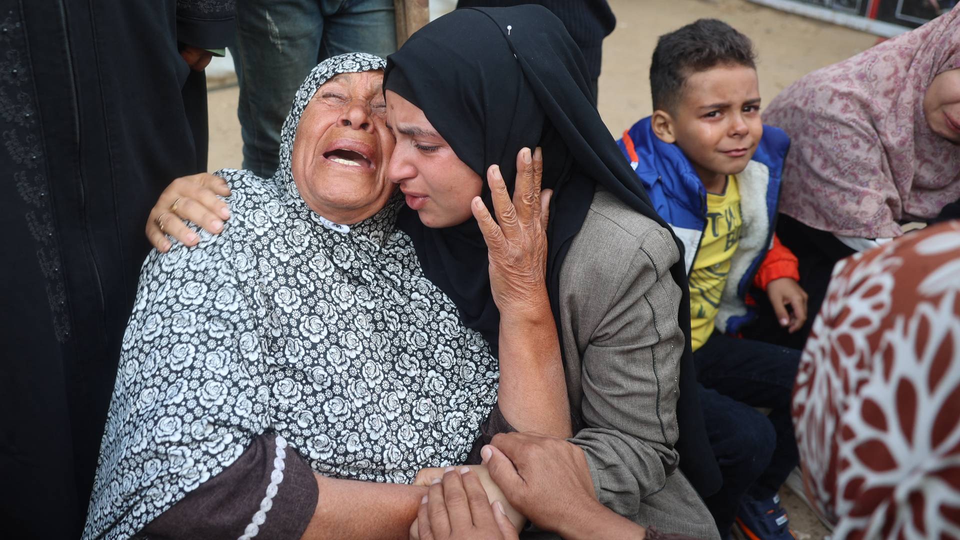 فلسطينية تبكي أحد أفراد عائلتها في غزة