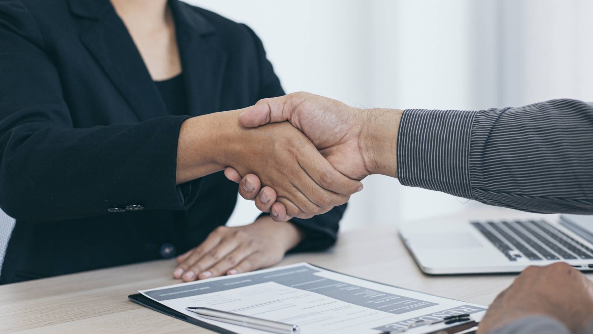 صورة تعبر عن عملية توظيف