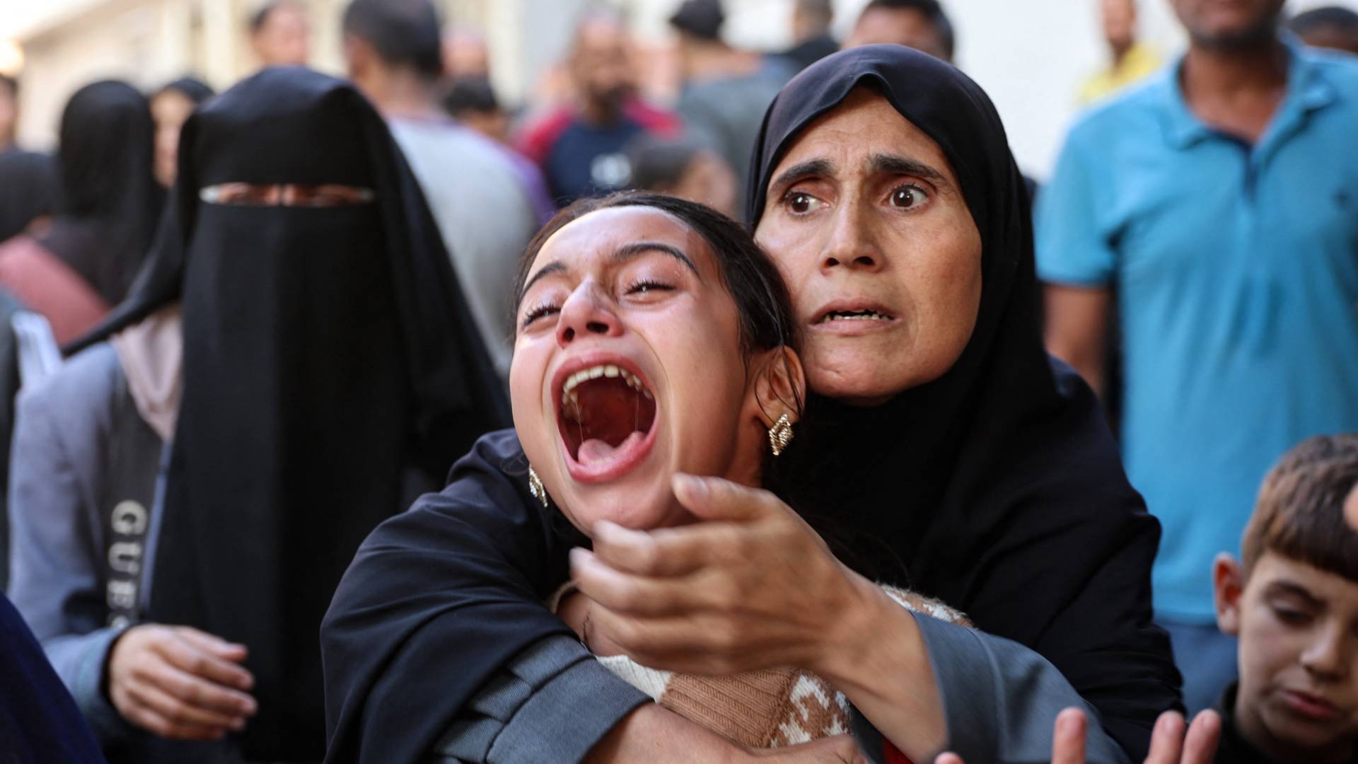 فتاة فلسطينية تصرخ ألما وقهرا في قطاع غزة