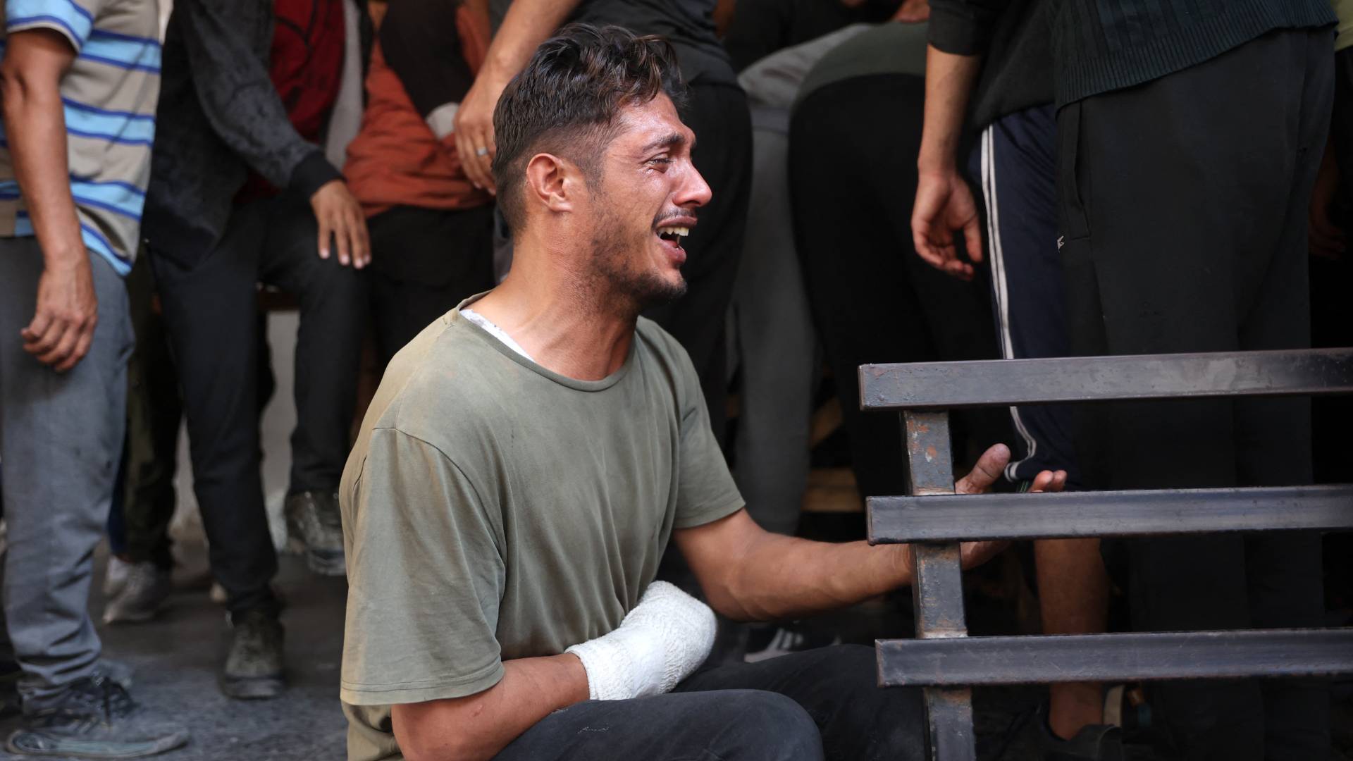 قريب مصاب ينعي رجل فلسطيني ارتقى بالرصاص أثناء فراره من بيت لاهيا في شمال قطاع غزة