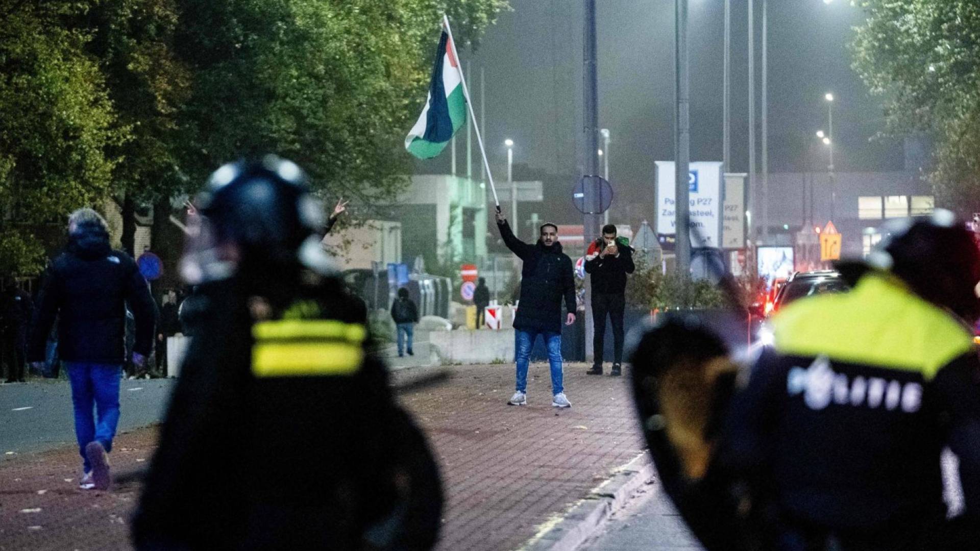 الشرطة الهولندية تكشف مفاجأة حول أحداث أمستردام: "الإسرائيليون" من بدأوا العنف - فيديو