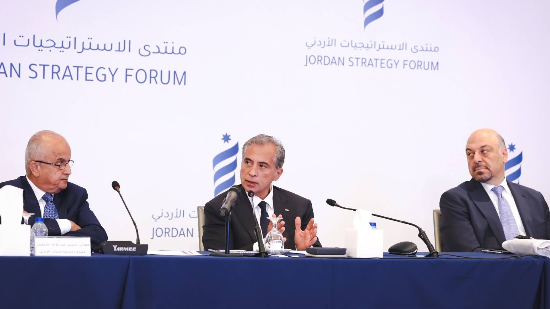 رئيس الوزراء يلتقي مستثمرين واقتصاديين من مختلف القطاعات