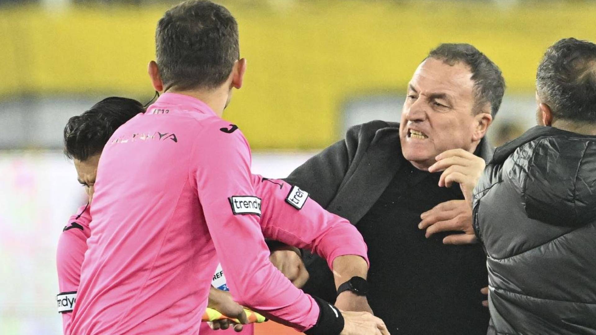 لحظة الاعتداء على الحكم