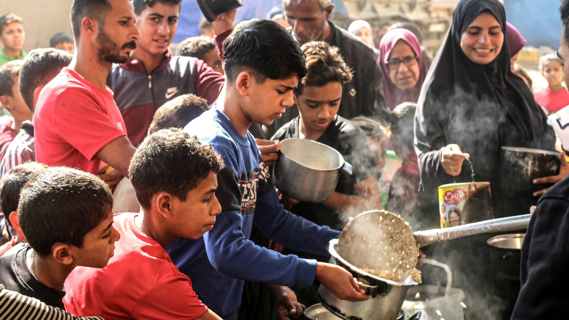 أطفال في غزة يحاول الحصول على القليل من الطعام
