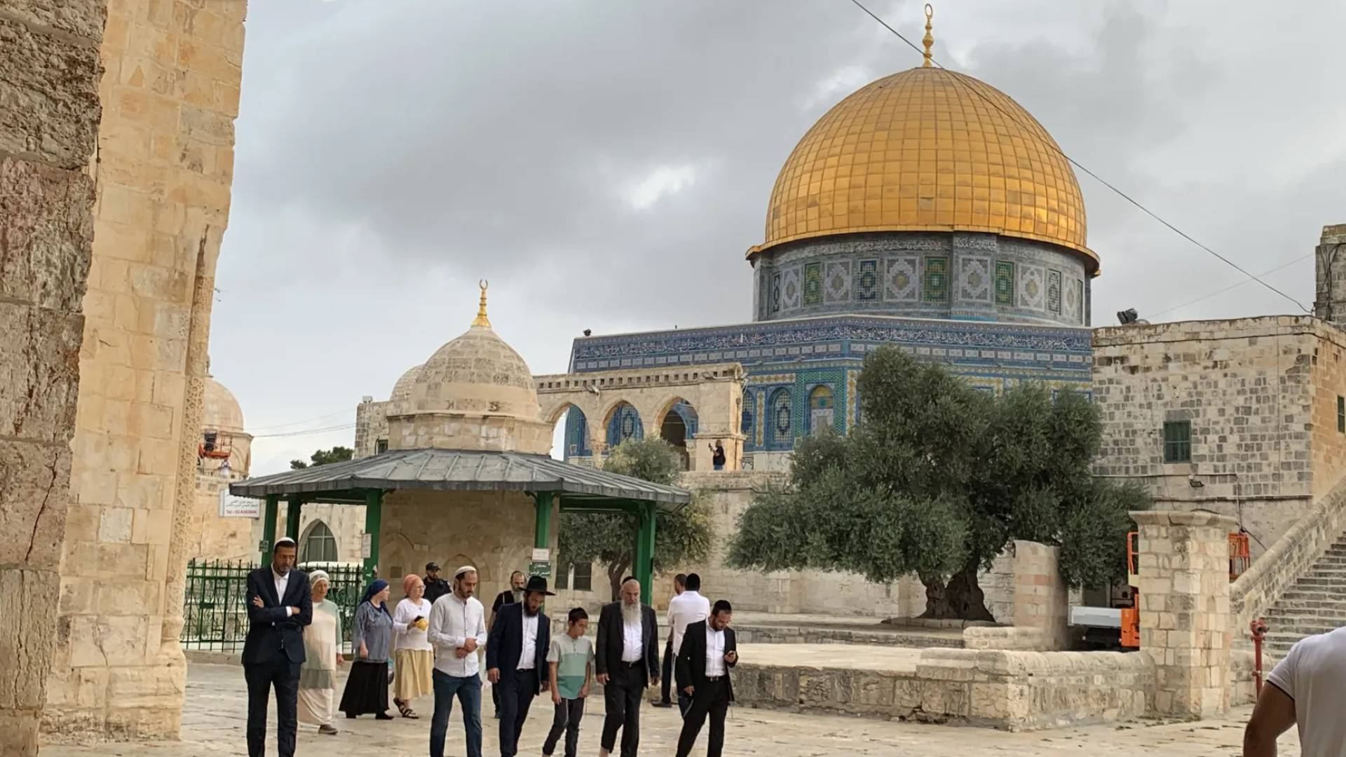 عشرات المستوطنين يقتحمون المسجد الأقصى تحت حراسة شرطة الاحتلال
