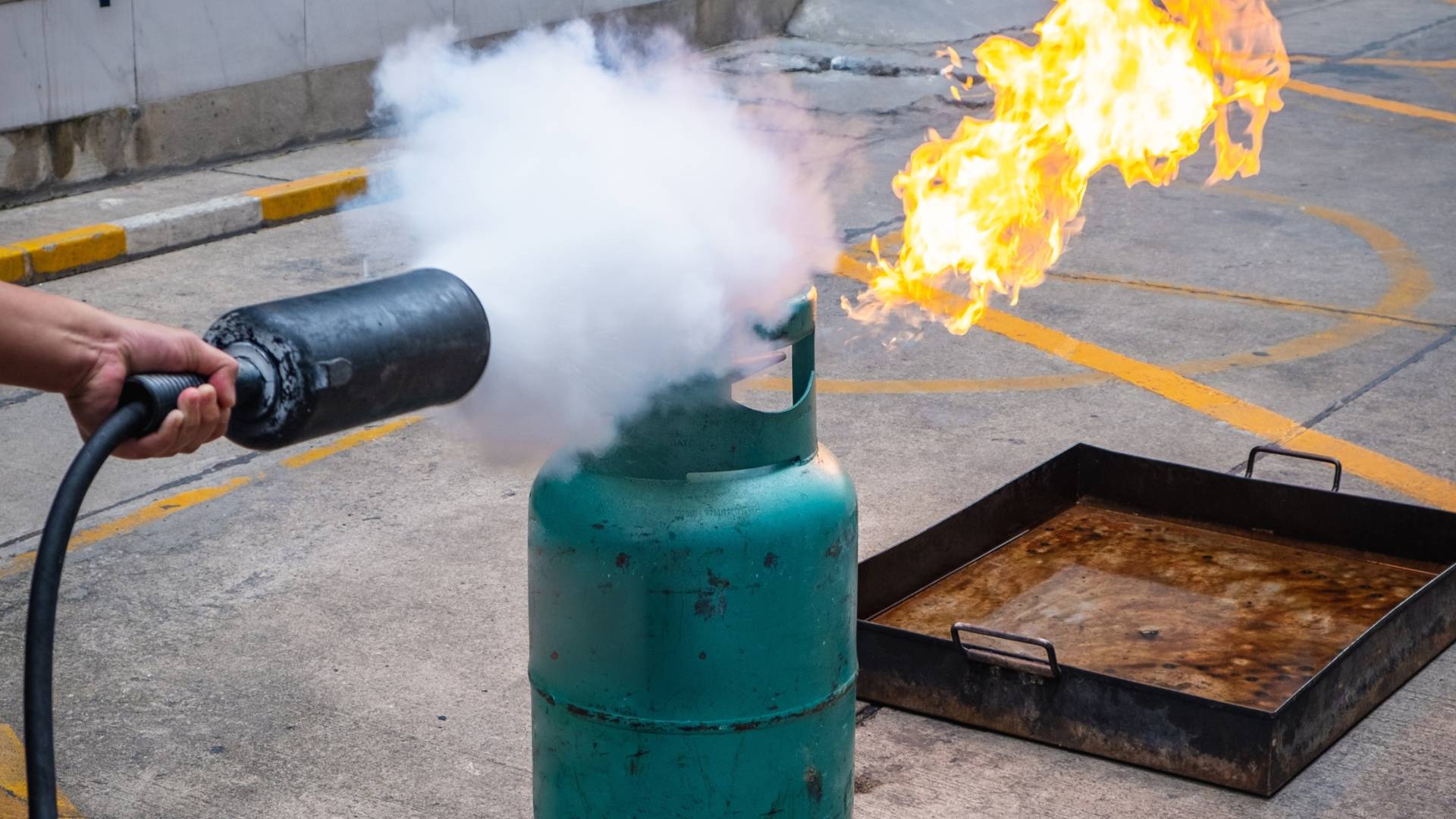 اشتعال النيران باسطوانة غاز "أرشيفية"