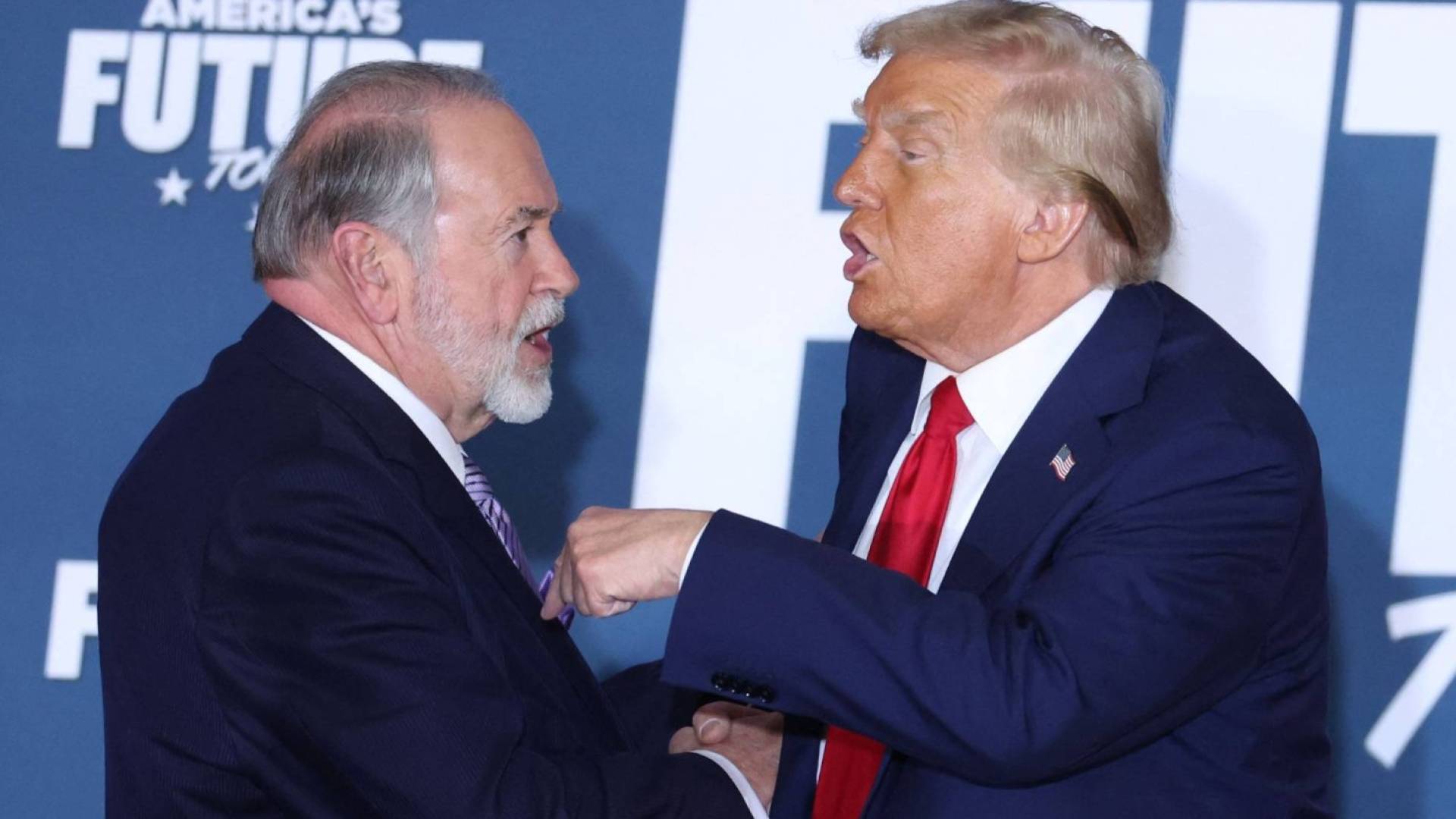 الرئيس الأمريكي المنتخب دونالد ترمب والسفير الأمريكي الجديد لدى الاحتلال الإسرائيلي مايك هاكابي