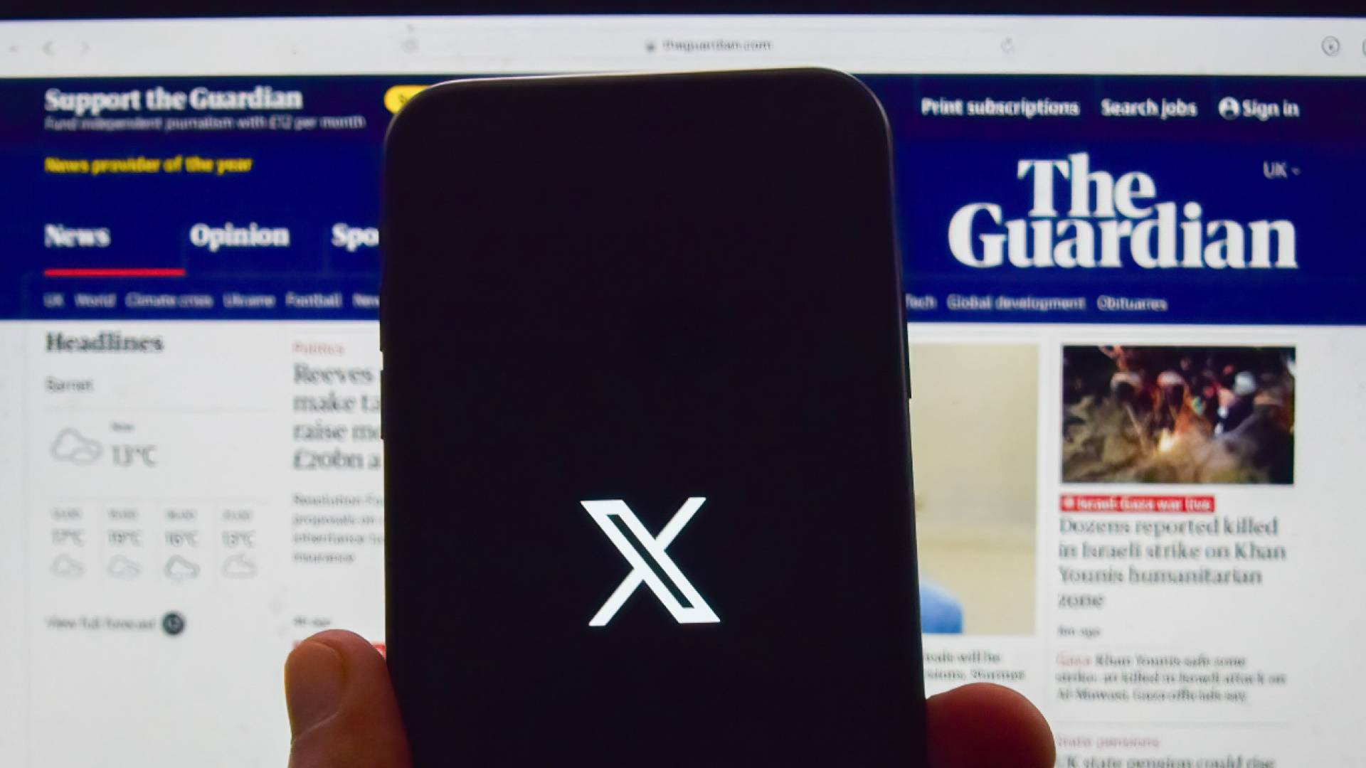 صحيفة "الغارديان" وشعار منصة "اكس"