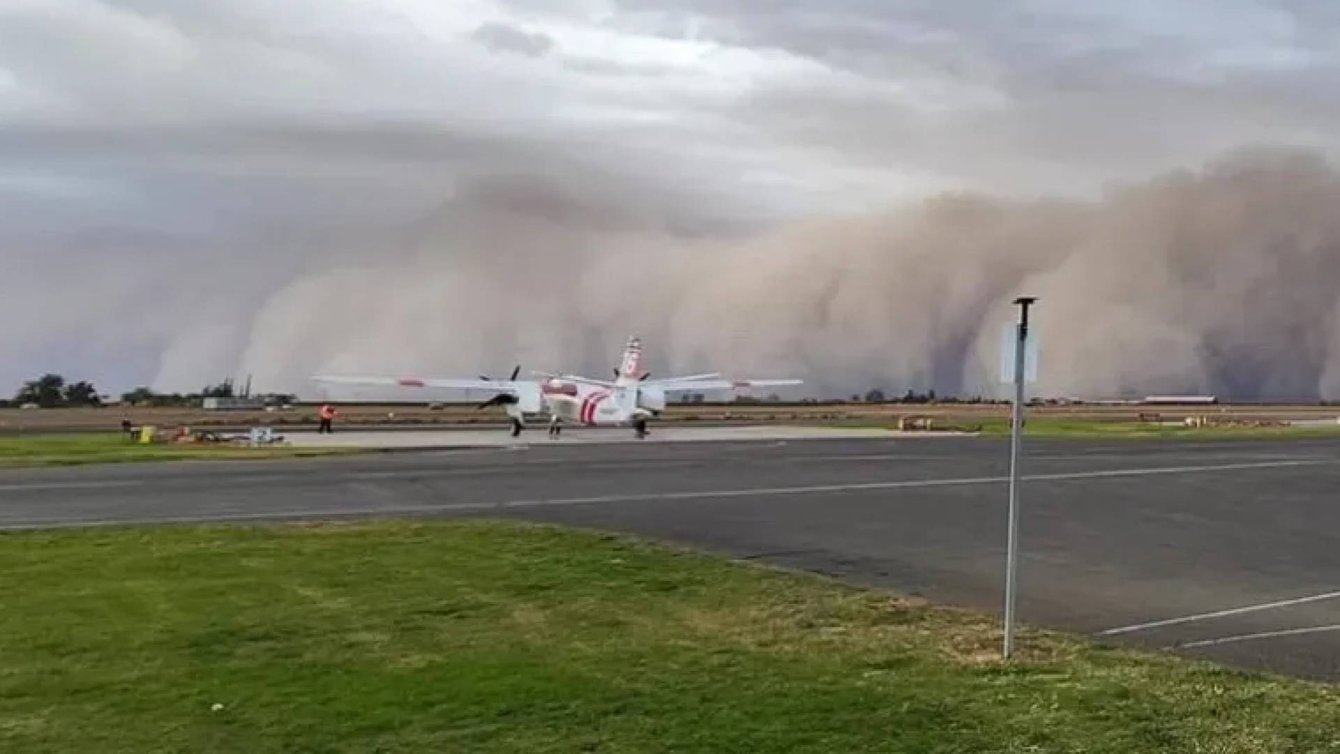 عاصفة غبار شديدة تضرب وسط كاليفورنيا وتخلق مشهدا دراميا