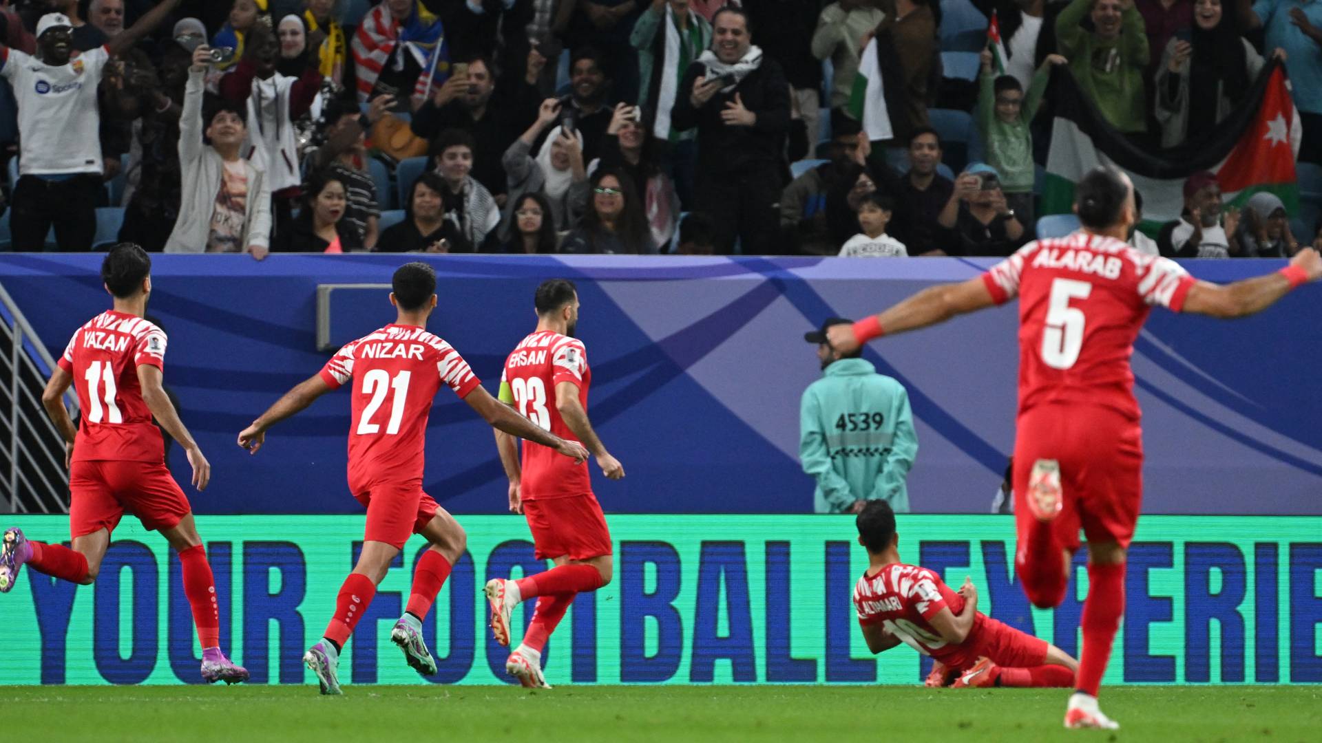 لاعبو المنتخب الوطني يحتفلون بهدف سابق