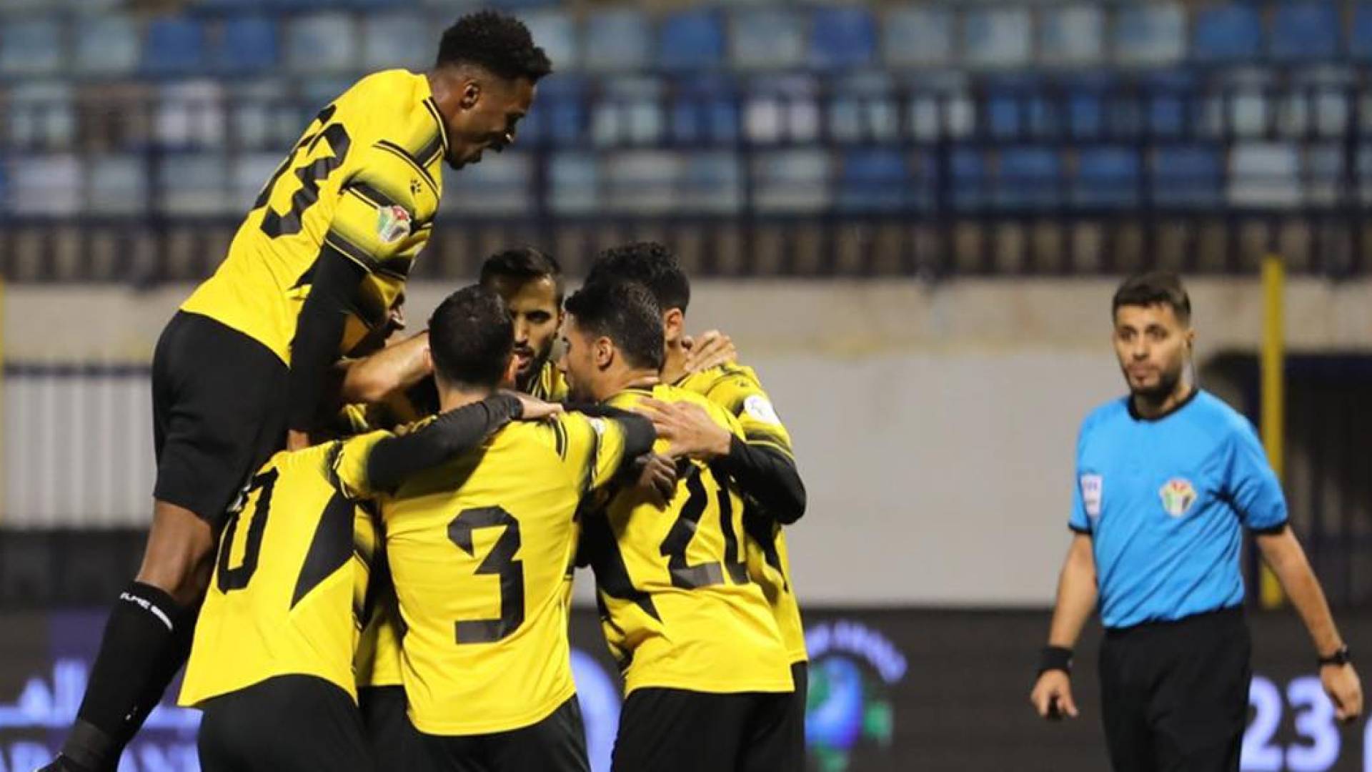 لاعبو الحسين يحتفلون بهدف سابق