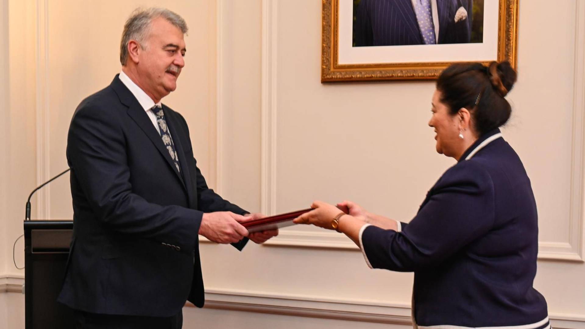 النعيمات تقدم أوراق اعتمادها سفيرة للأردن في سلطنة عمان