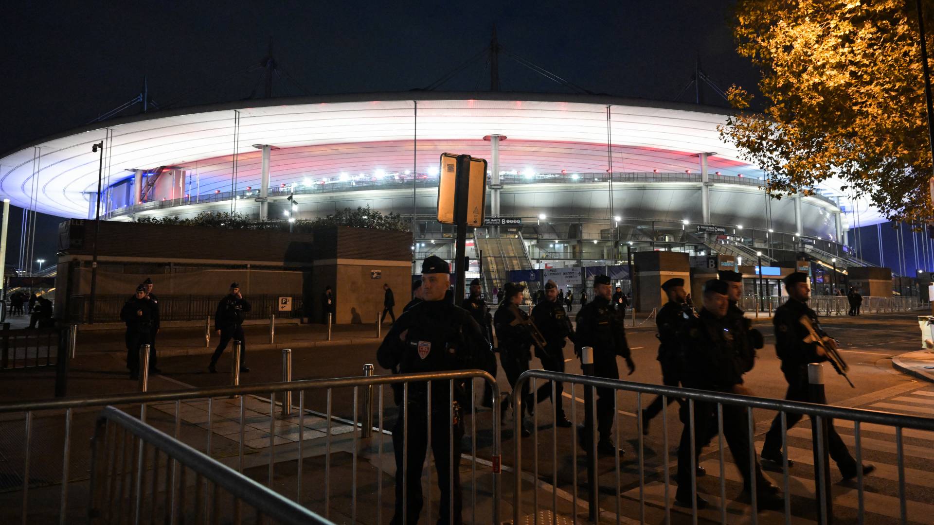 الشرطة الفرنسية أمام ملعب  "ستاد دو فرانس" بالعاصمة باريس