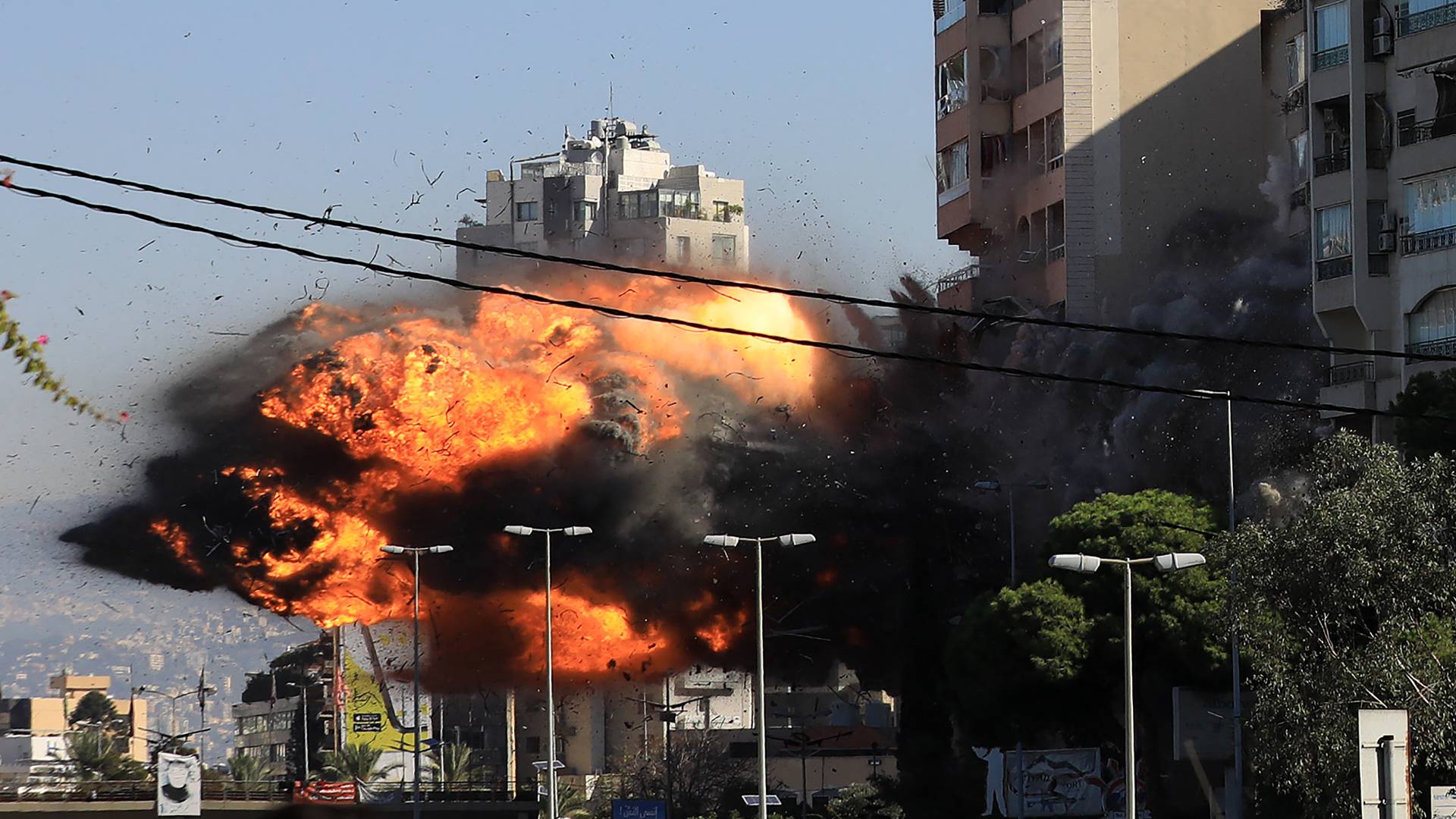 كرة من النار تتصاعد إثر ضربة للاحتلال تستهدف مبنى جنوب بيروت