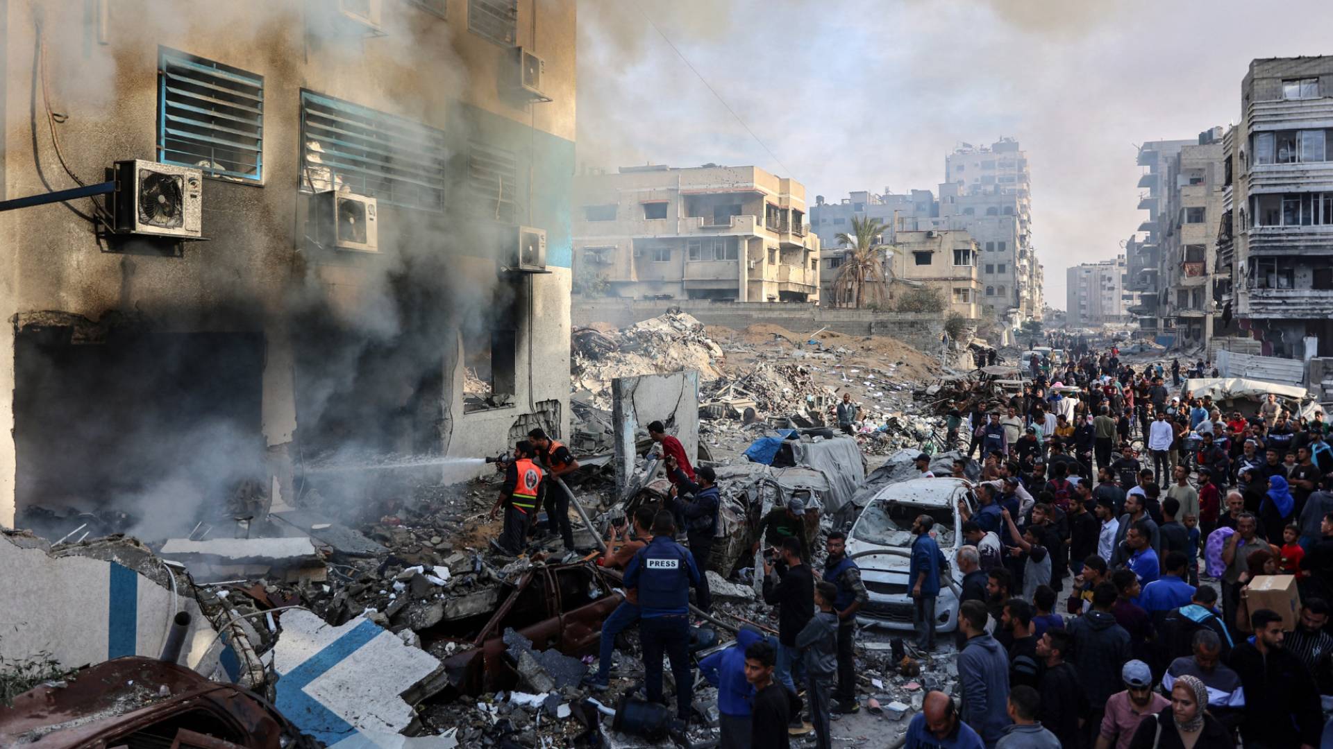 تصاعد الدخان جراء عدوان الاحتلال على مدرسة تؤوي نازحين شمال قطاع غزة