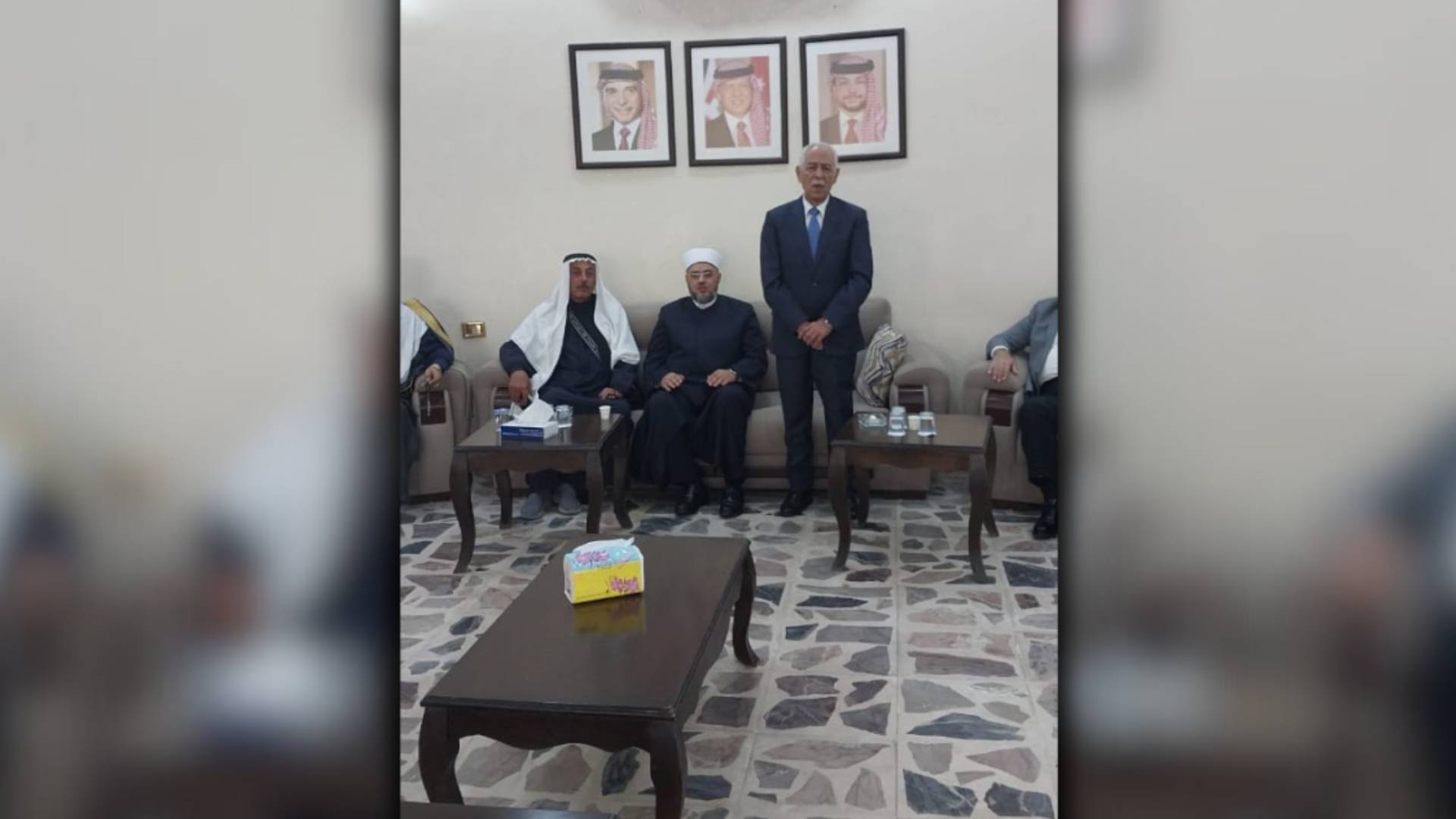 مندوبا عن الملك وولي العهد.. العيسوي يعزي عشيرة الشريدة