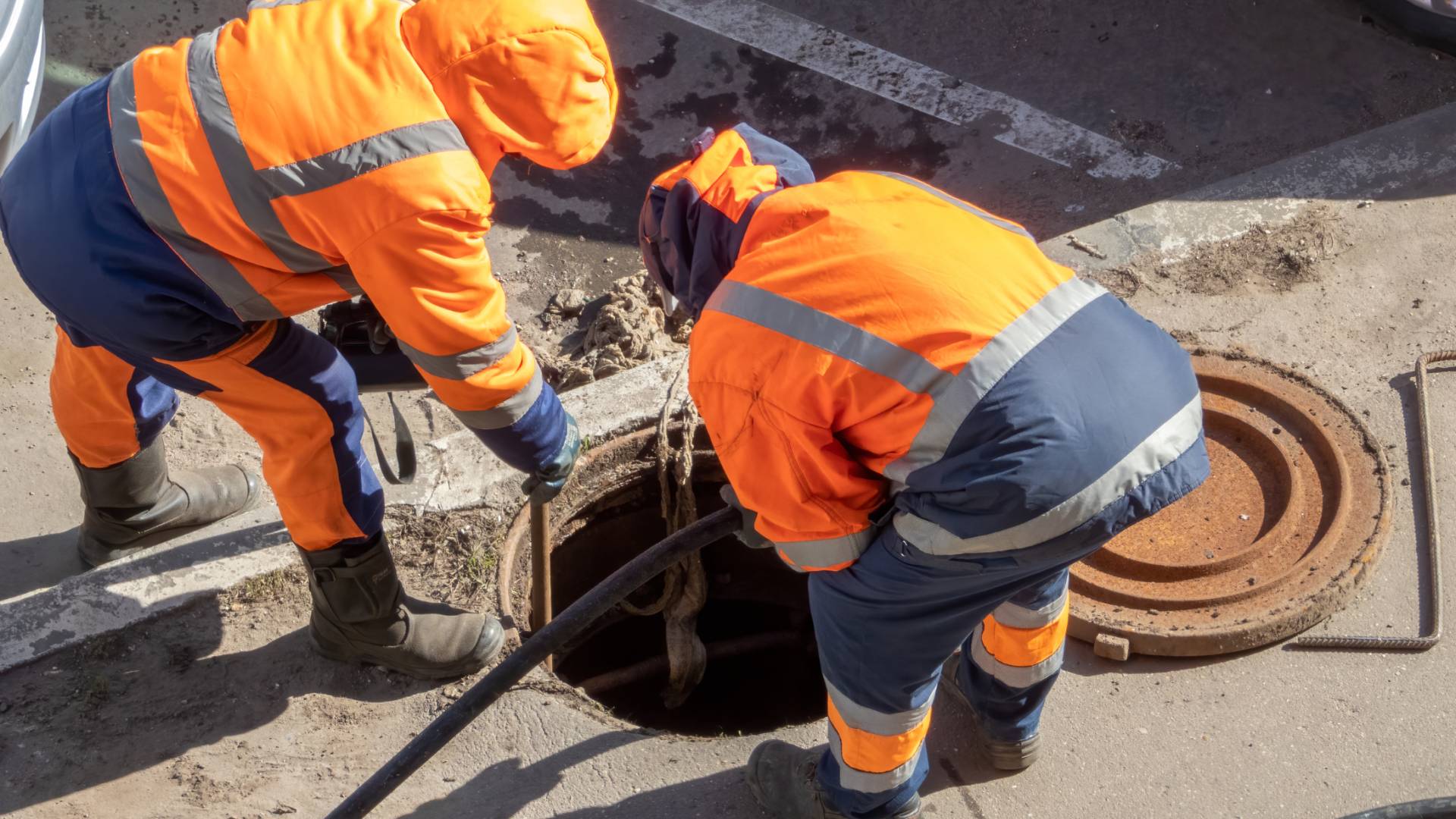 الدفاع المدني: إنقاذ طفل سقط في منهل للصرف الصحي في إربد