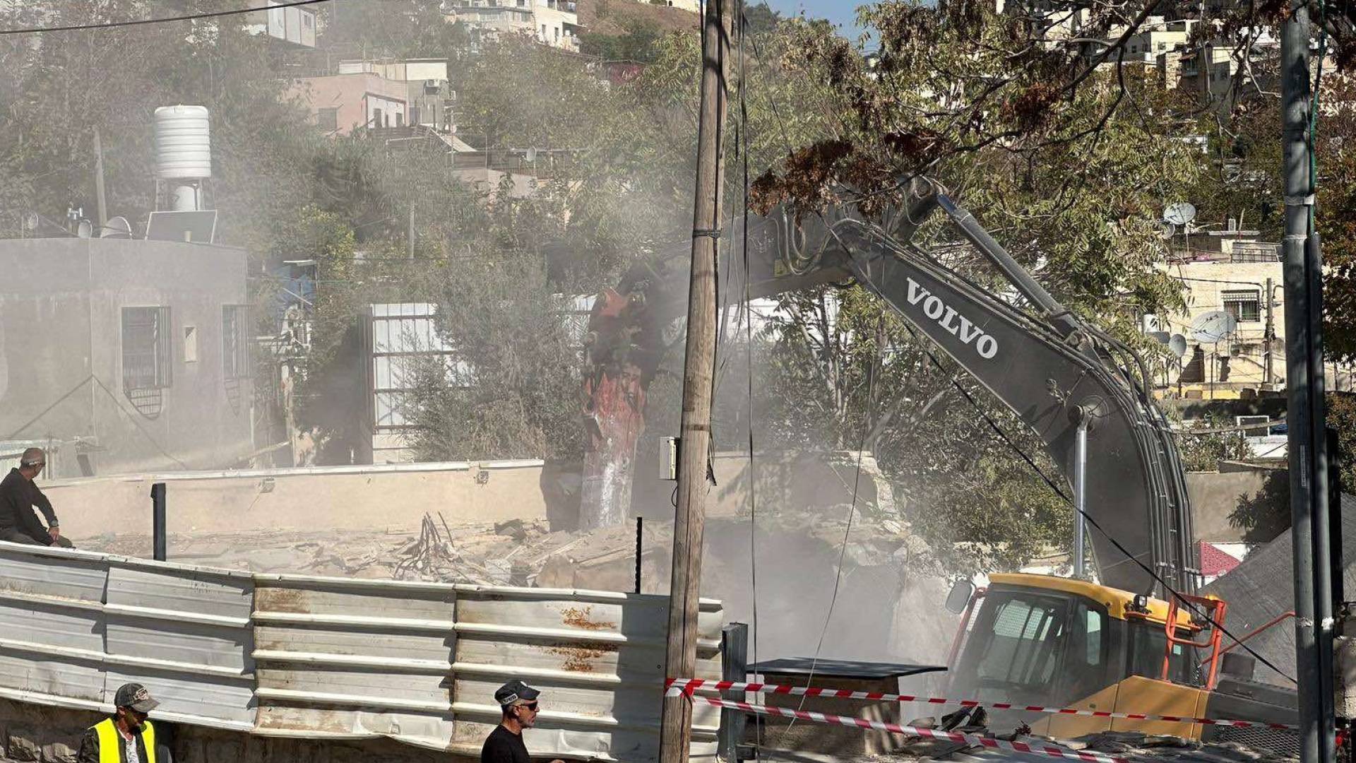 قوات الاحتلال تهدم منازل بلقدس