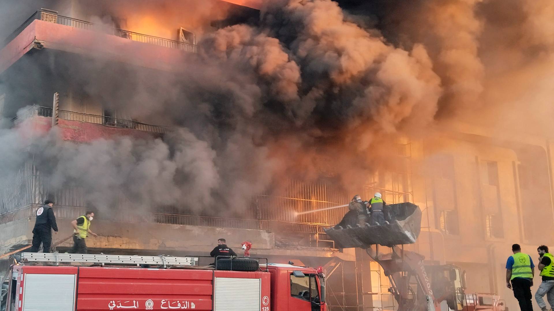 غارة جوية للاحتلال تستهدف حيا في مدينة صور بجنوب لبنان