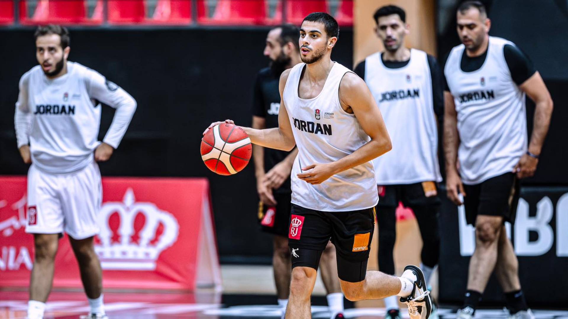 لاعبو المنتخب الوطني لكرة السلة