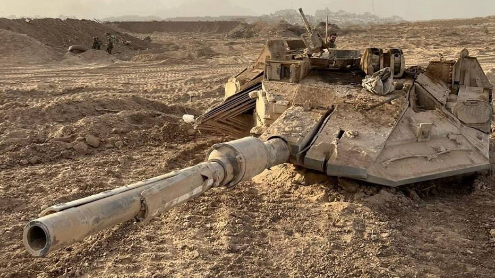 دبابة مدمرة في شمال قطاع غزة