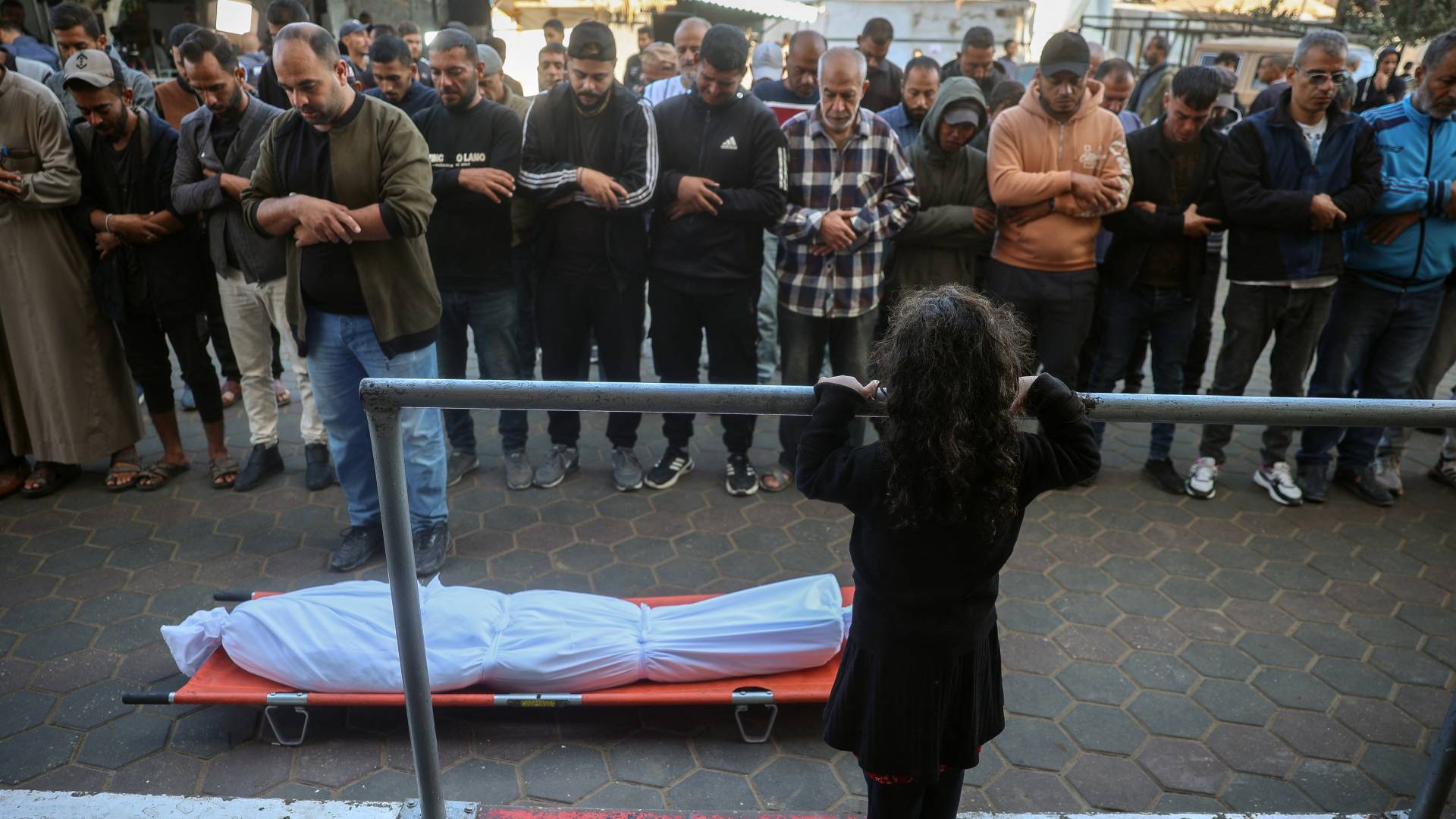 صلاة جنازة على شهيد في غزة