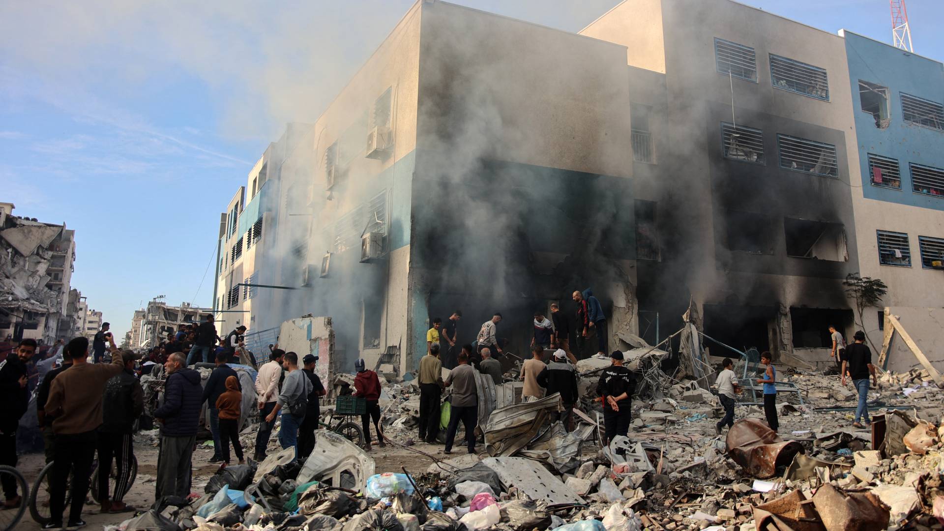 تصاعد الدخان من مدرسة تؤوي نازحين بغارة للحتلال في حي الرمال شمال القطاع