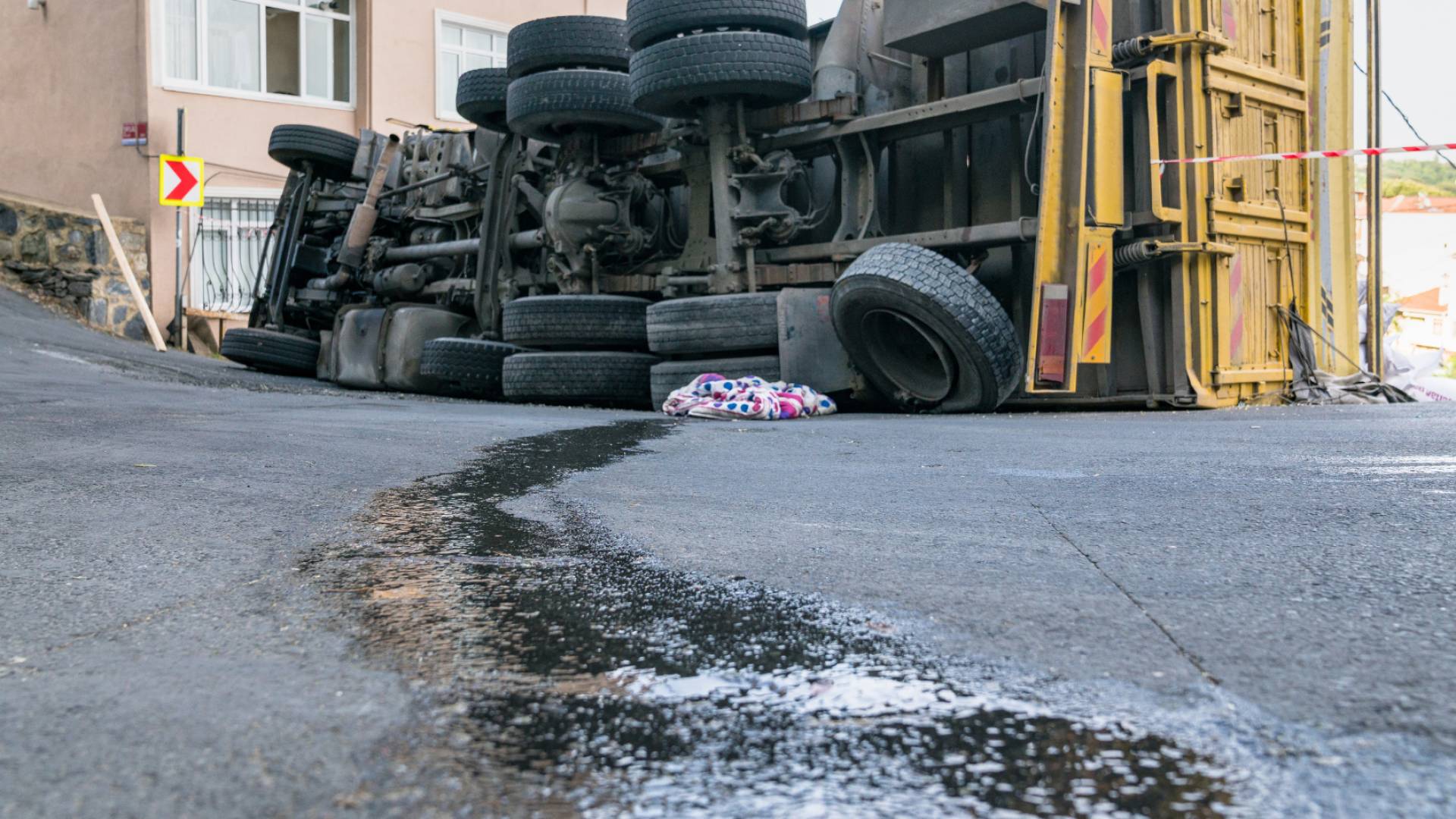 صورة تعبر عن تسرب مادة جراء وقوع حادث