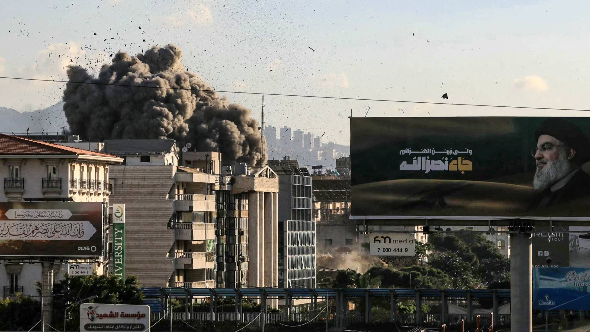 تصاعد الدخان من موقع غارة جوية للاحتلال استهدفت مبنى في ضواحي بيروت الجنوبية