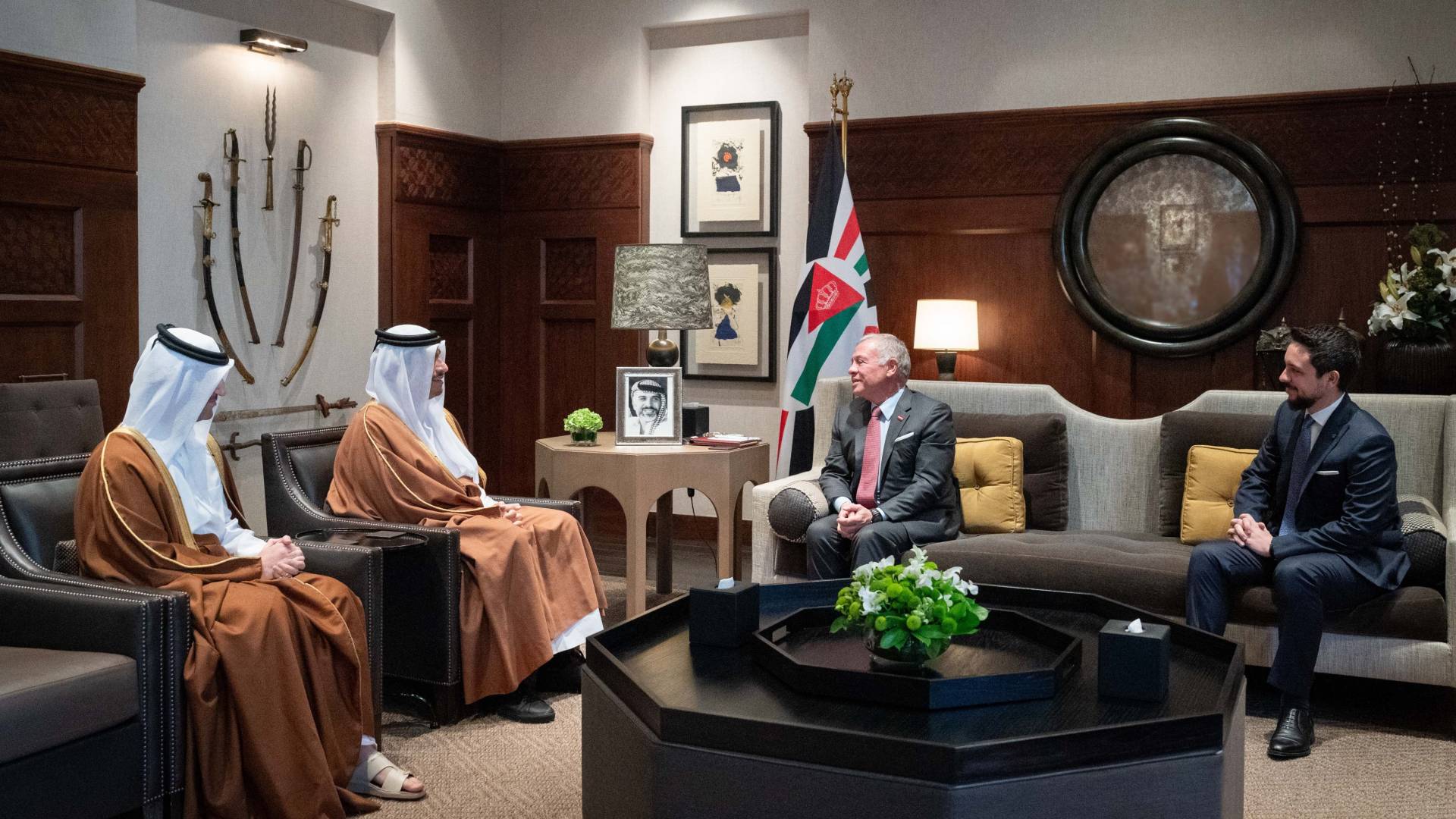 الملك عبدالله الثاني وولي العهد ووزير الخارجية القطري