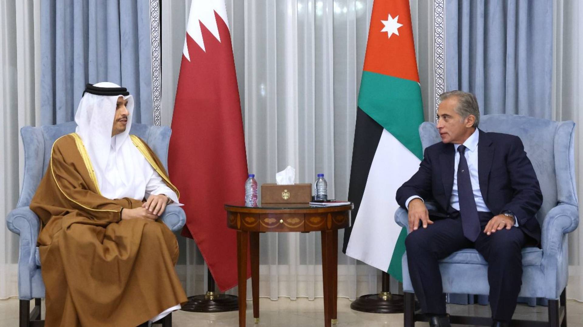 رئيس الوزراء جعفر حسان ونظيره القطري