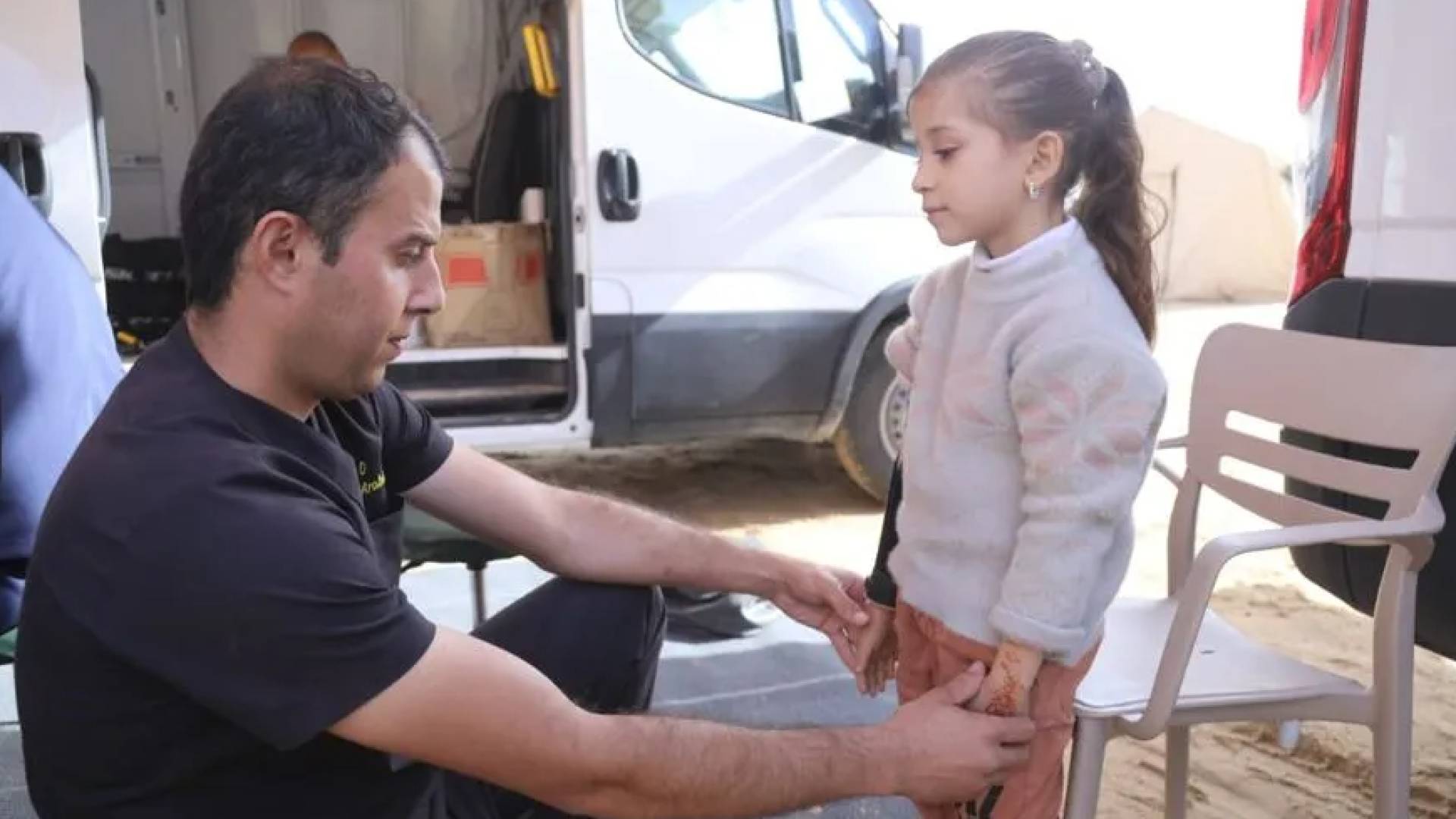 خلال جهود تركيب طرف صناعي لطفلة في القطاع