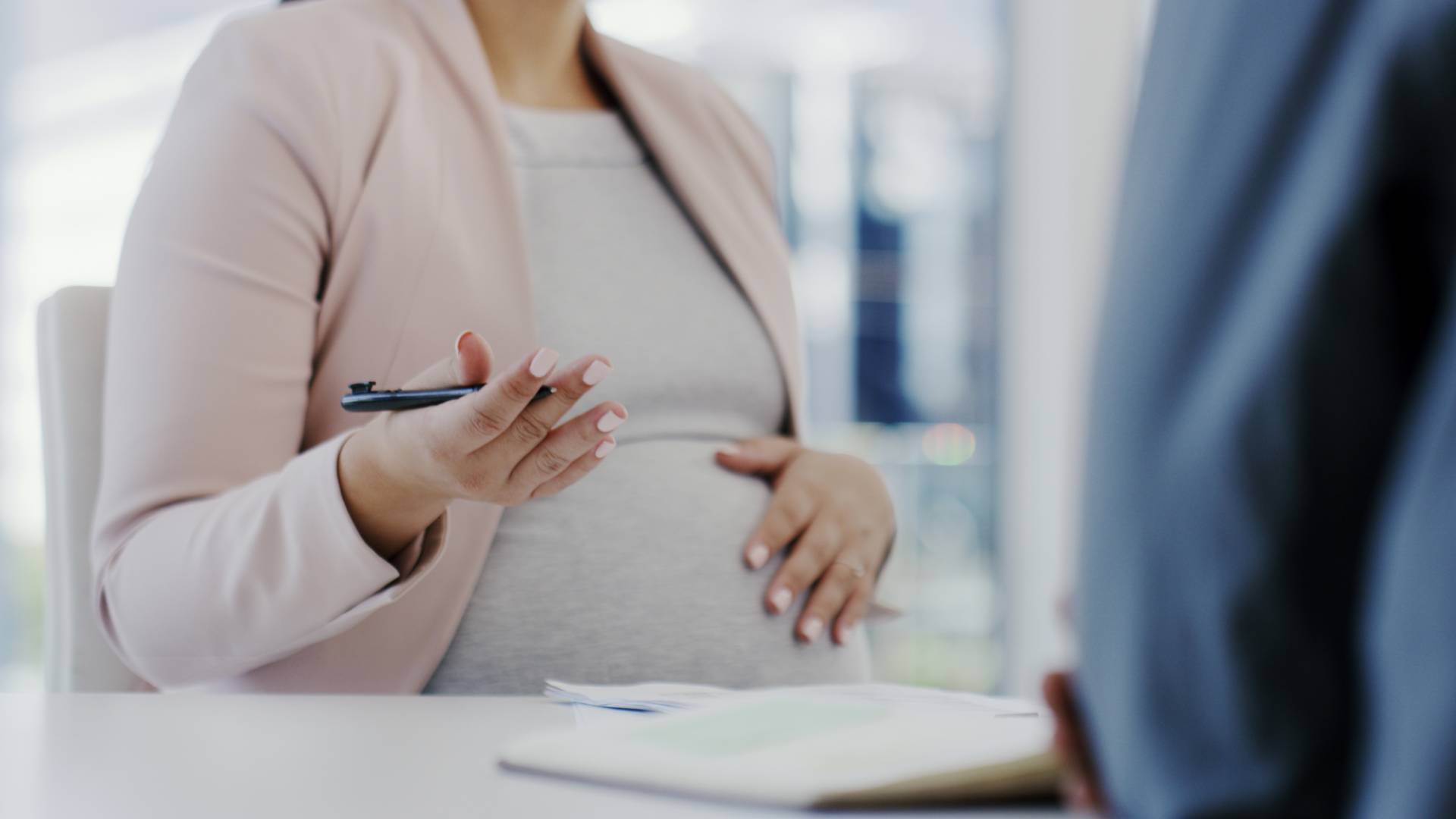 صورة تظهر عن عمل سيدة حامل