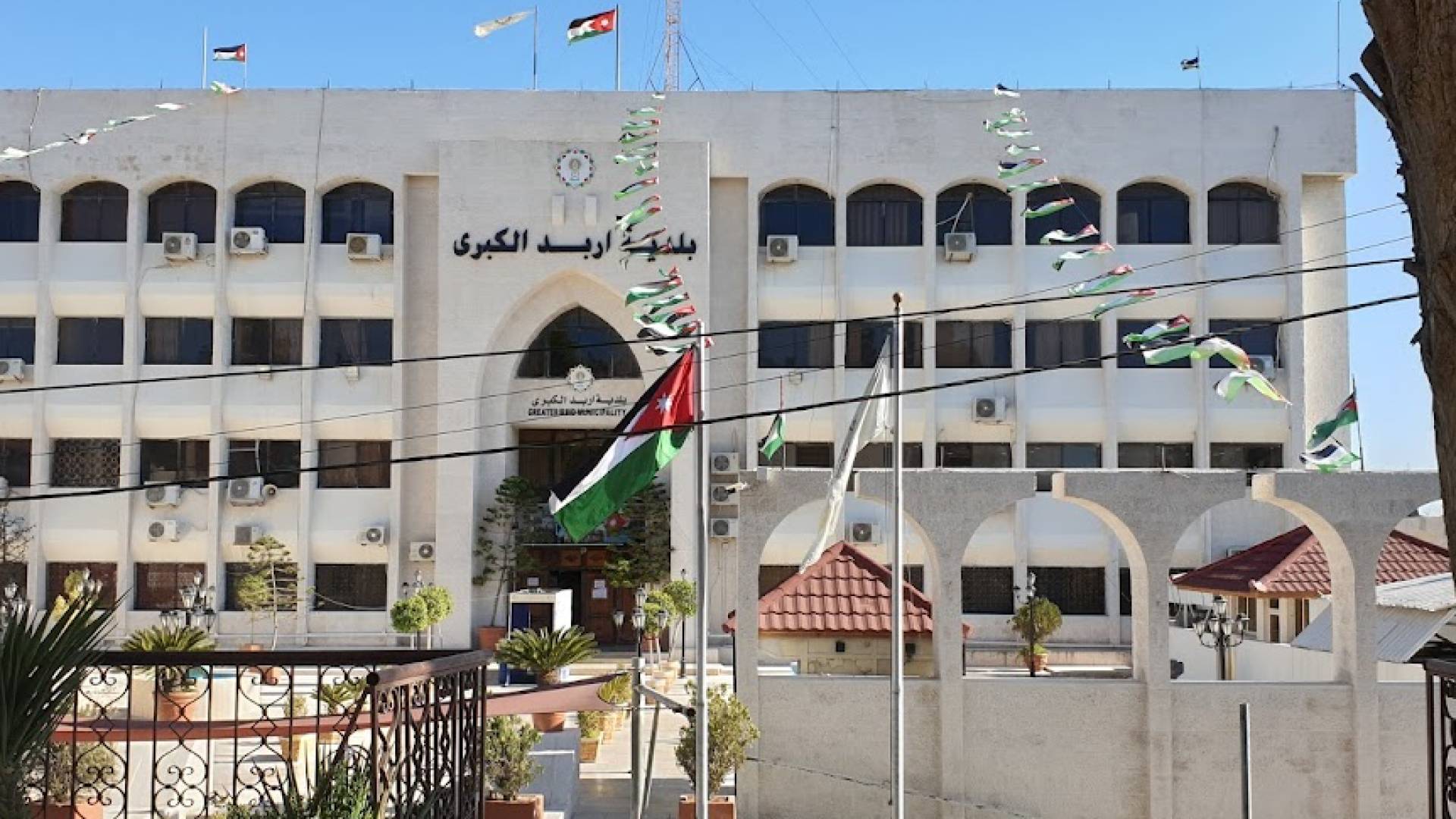 بلدية إربد الكبرى تعيد تأهيل شوارع حيوية في المدينة