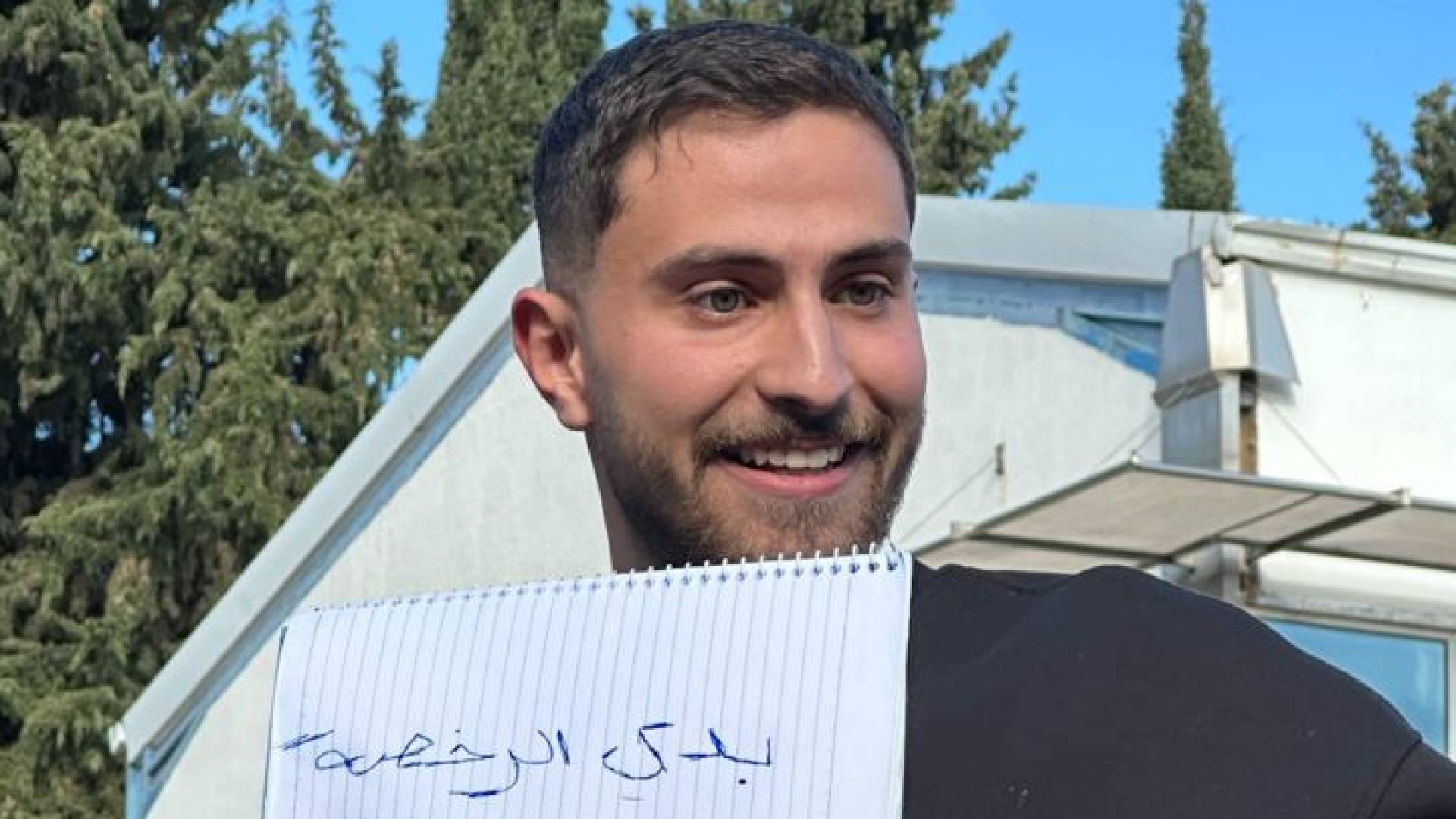 شاب يرفع لافتة "بدي الرخصة جلالتك"