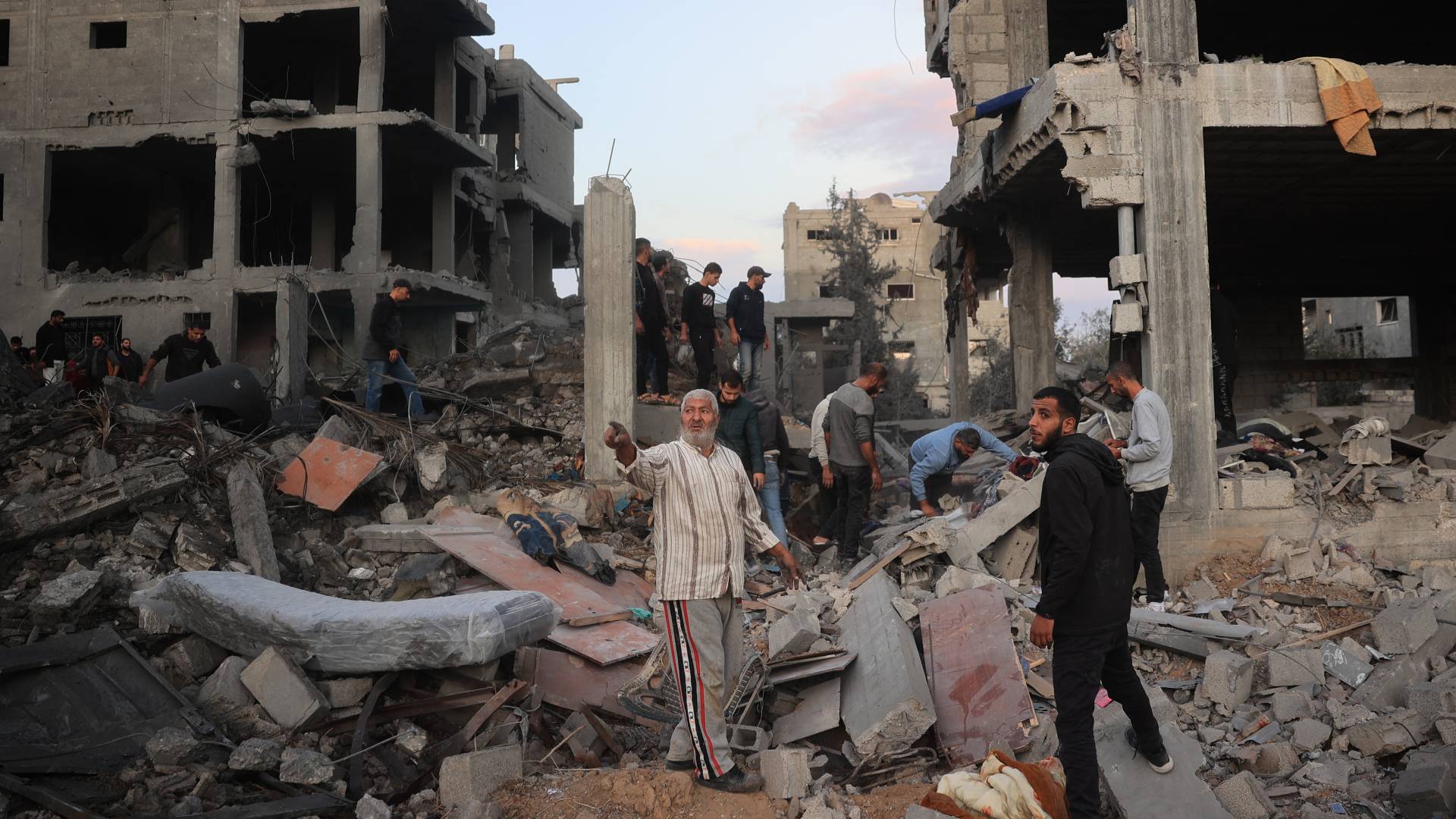 دمار بوقع غارة جوية للاحتلال استهدفت مخيم البريج وسط قطاع غزة