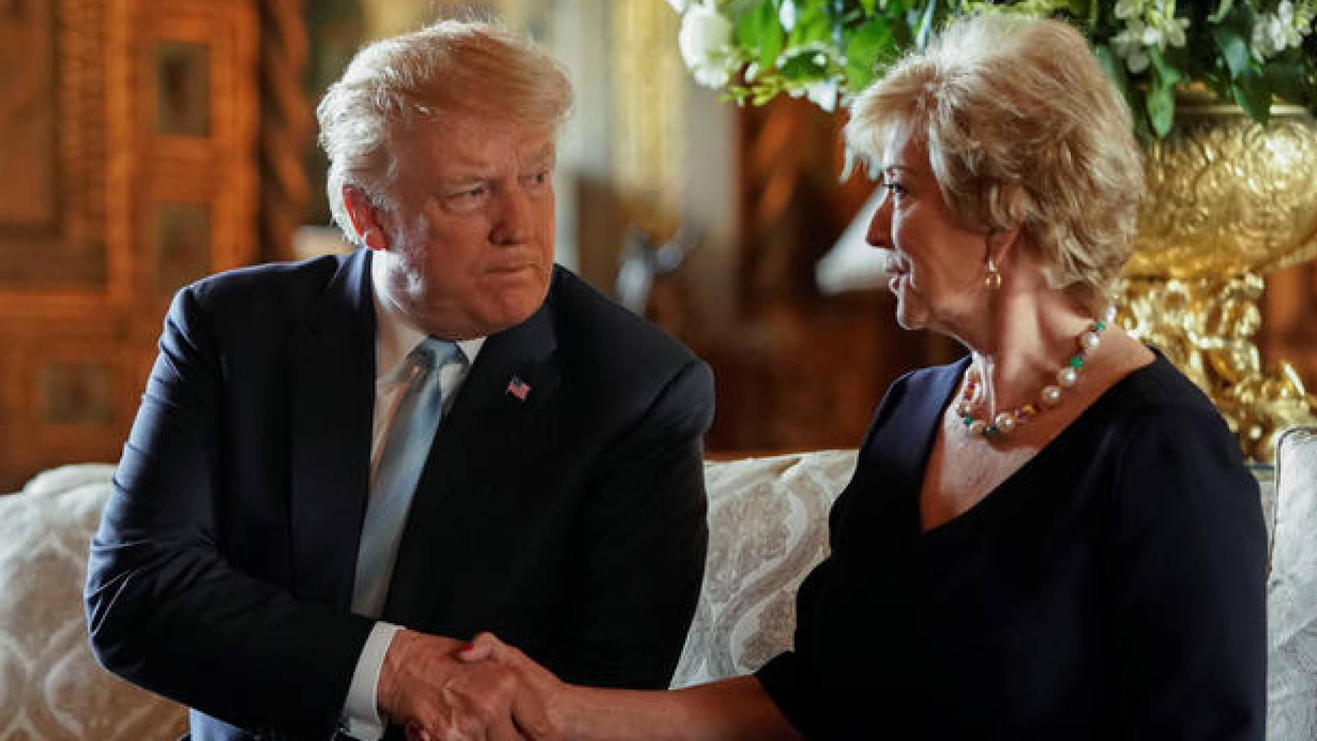 الرئيسة السابقة لاتحاد المصارعة العالمية ليندا ماكمان(يمينا)، الرئيس الأمريكي المنتخب ترمب (يسارا)